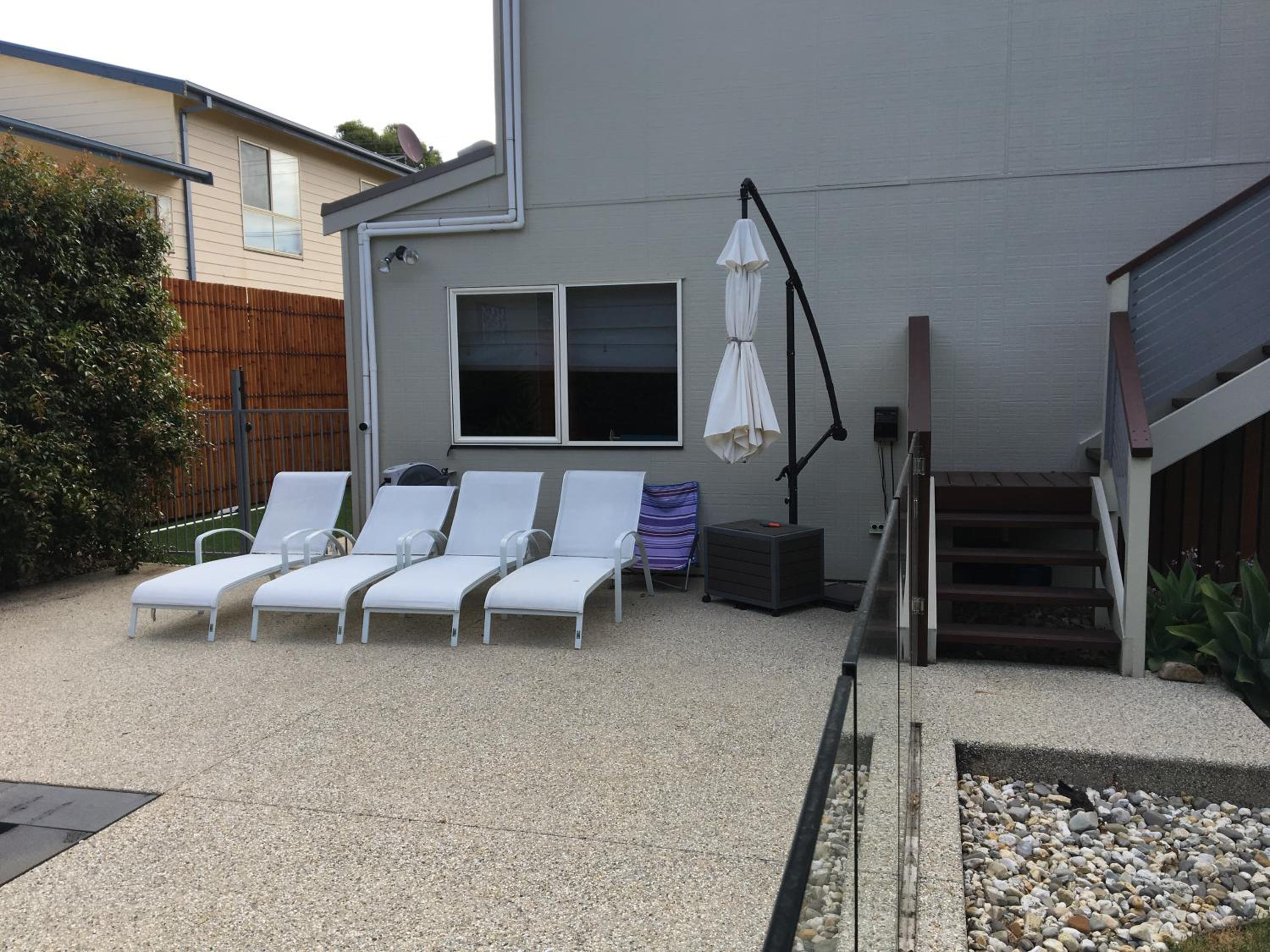 Grand Escape McKenzie - solar heated Pool WiFi, Netflix 5 bdrm 4bthrm, free 8kW EV chging