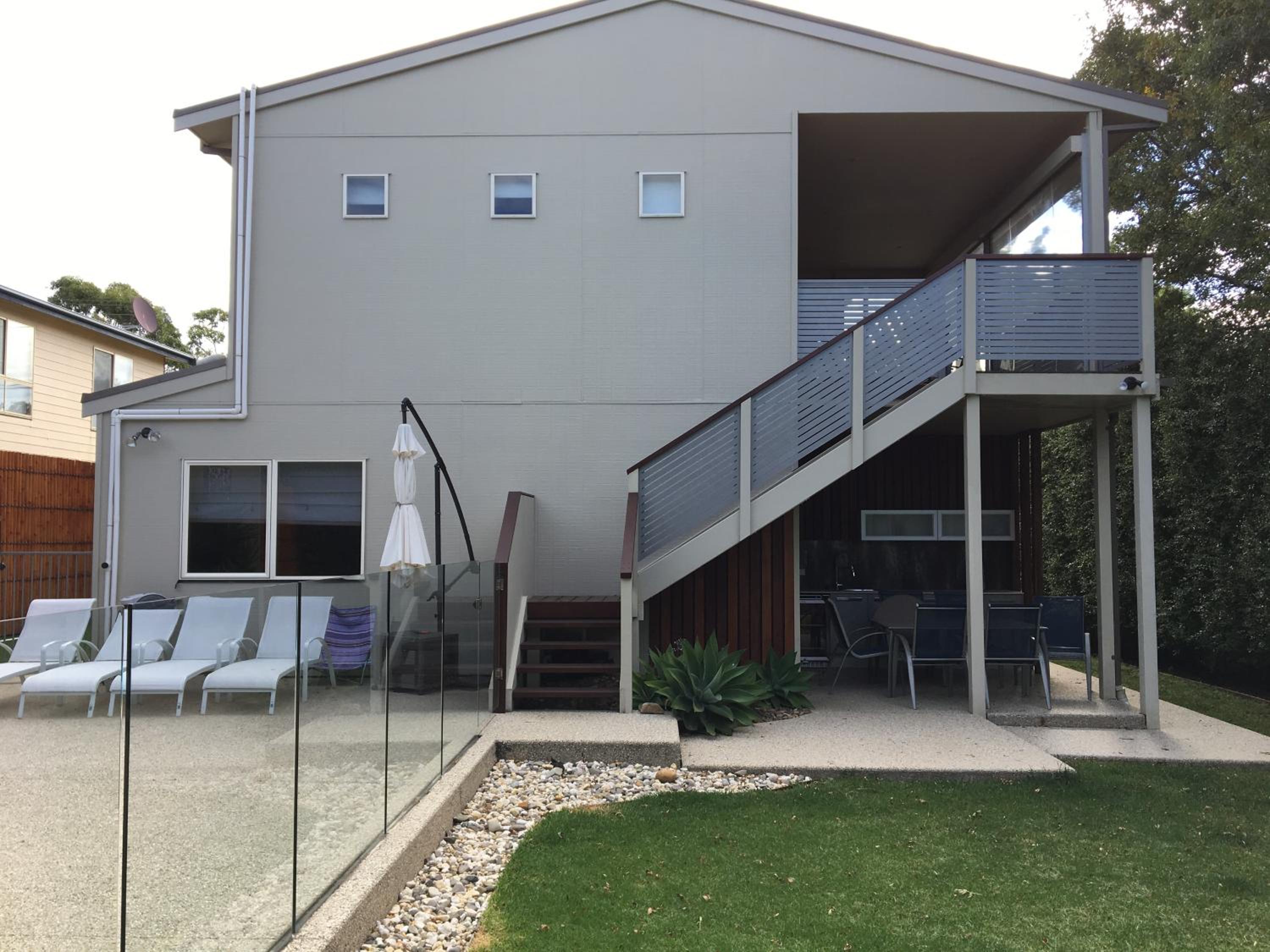 Grand Escape McKenzie - solar heated Pool WiFi, Netflix 5 bdrm 4bthrm, free 8kW EV chging