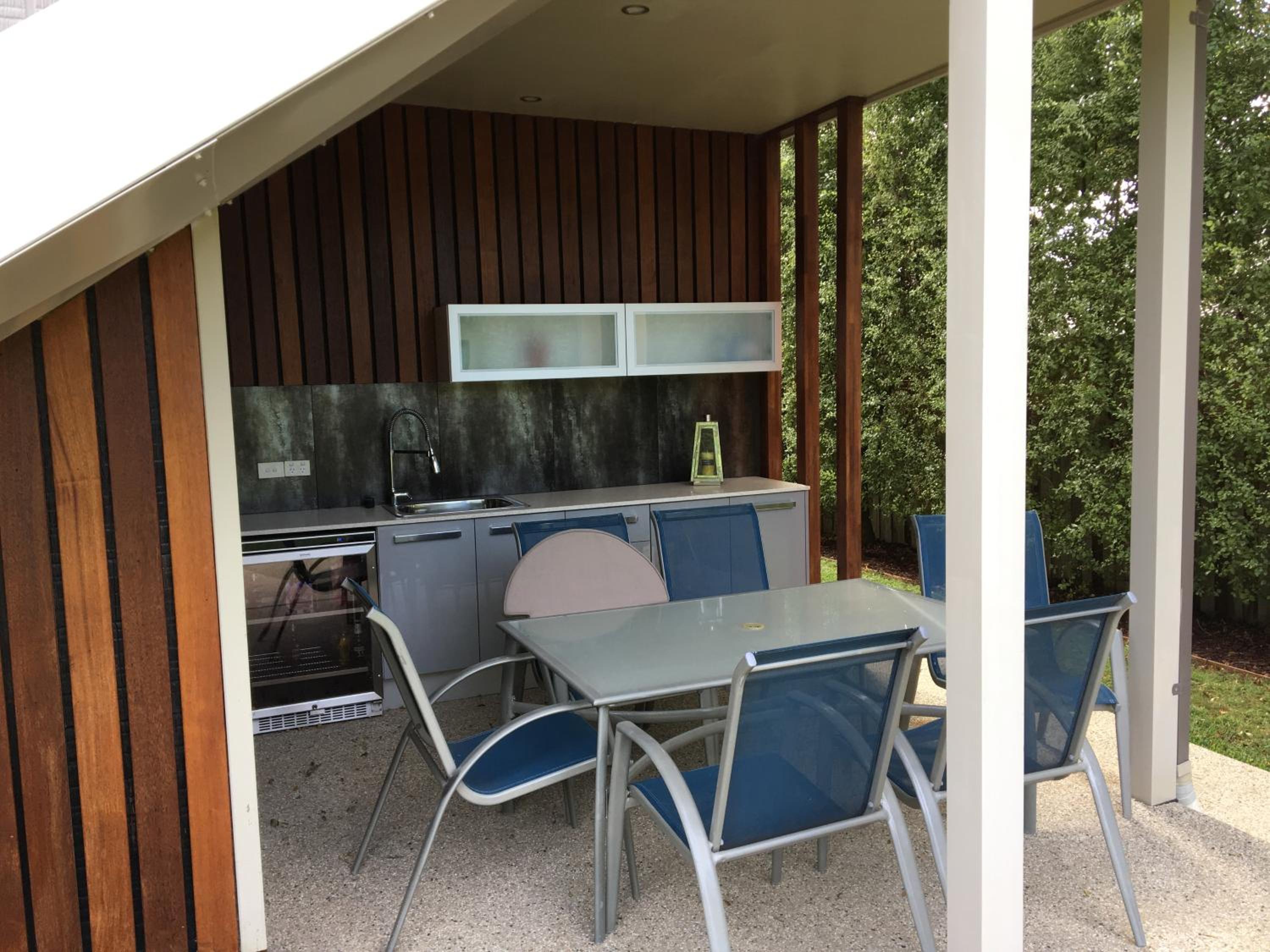 Grand Escape McKenzie - solar heated Pool WiFi, Netflix 5 bdrm 4bthrm, free 8kW EV chging
