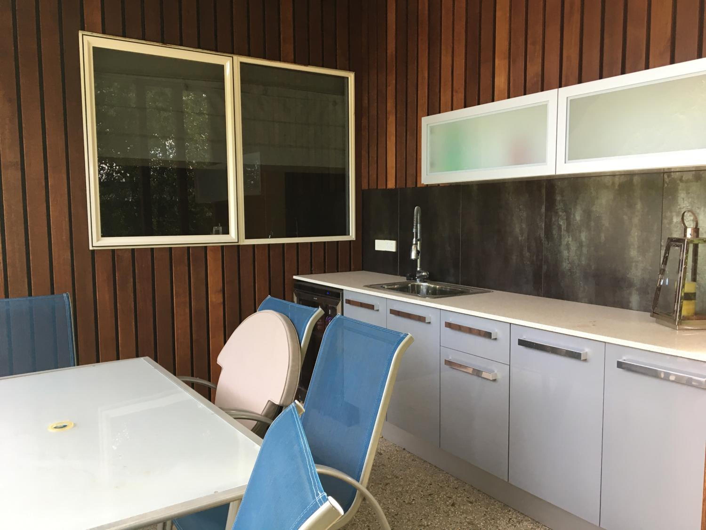 Grand Escape McKenzie - solar heated Pool WiFi, Netflix 5 bdrm 4bthrm, free 8kW EV chging