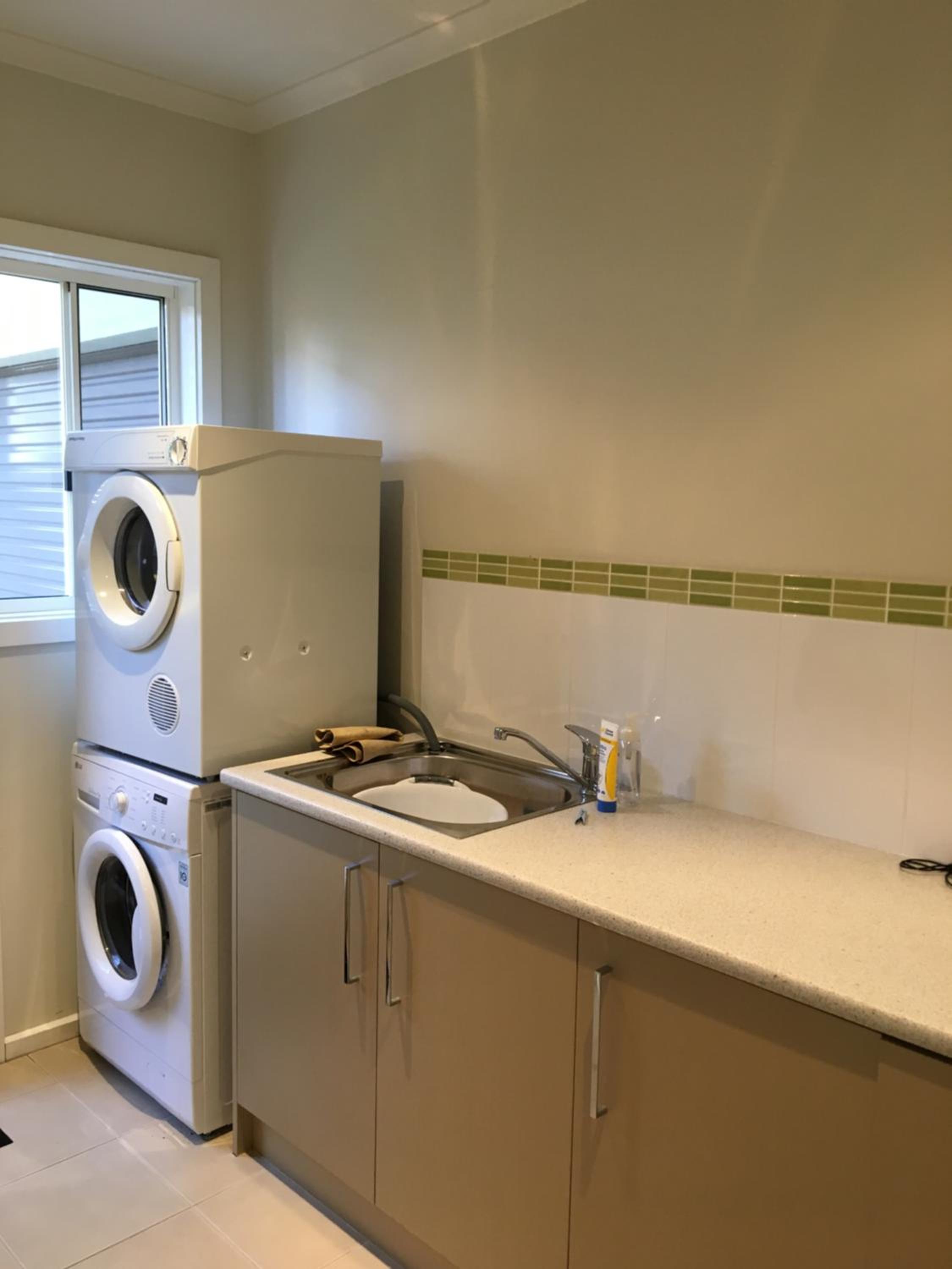 Grand Escape McKenzie - solar heated Pool WiFi, Netflix 5 bdrm 4bthrm, free 8kW EV chging