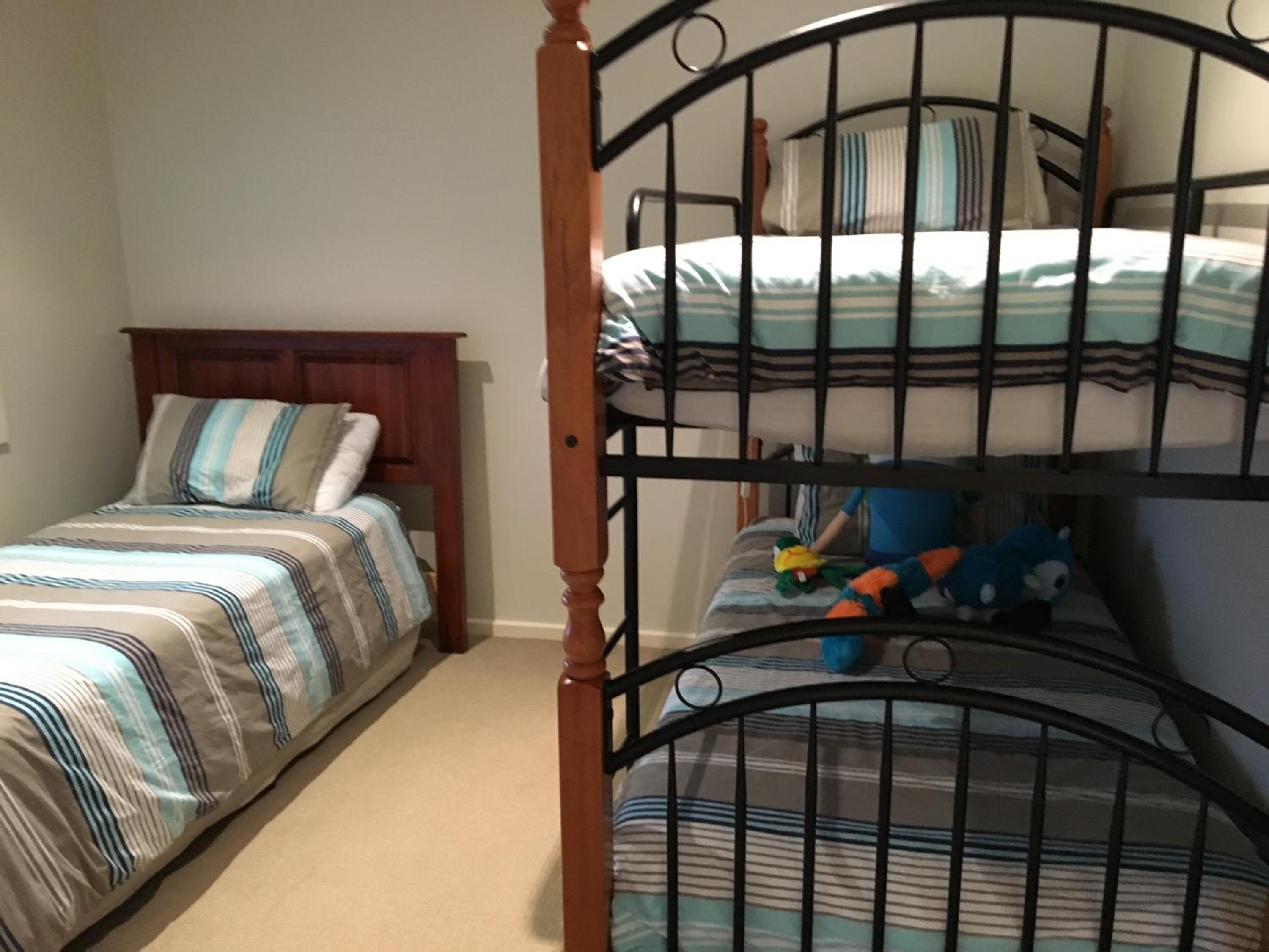 Grand Escape McKenzie - solar heated Pool WiFi, Netflix 5 bdrm 4bthrm, free 8kW EV chging