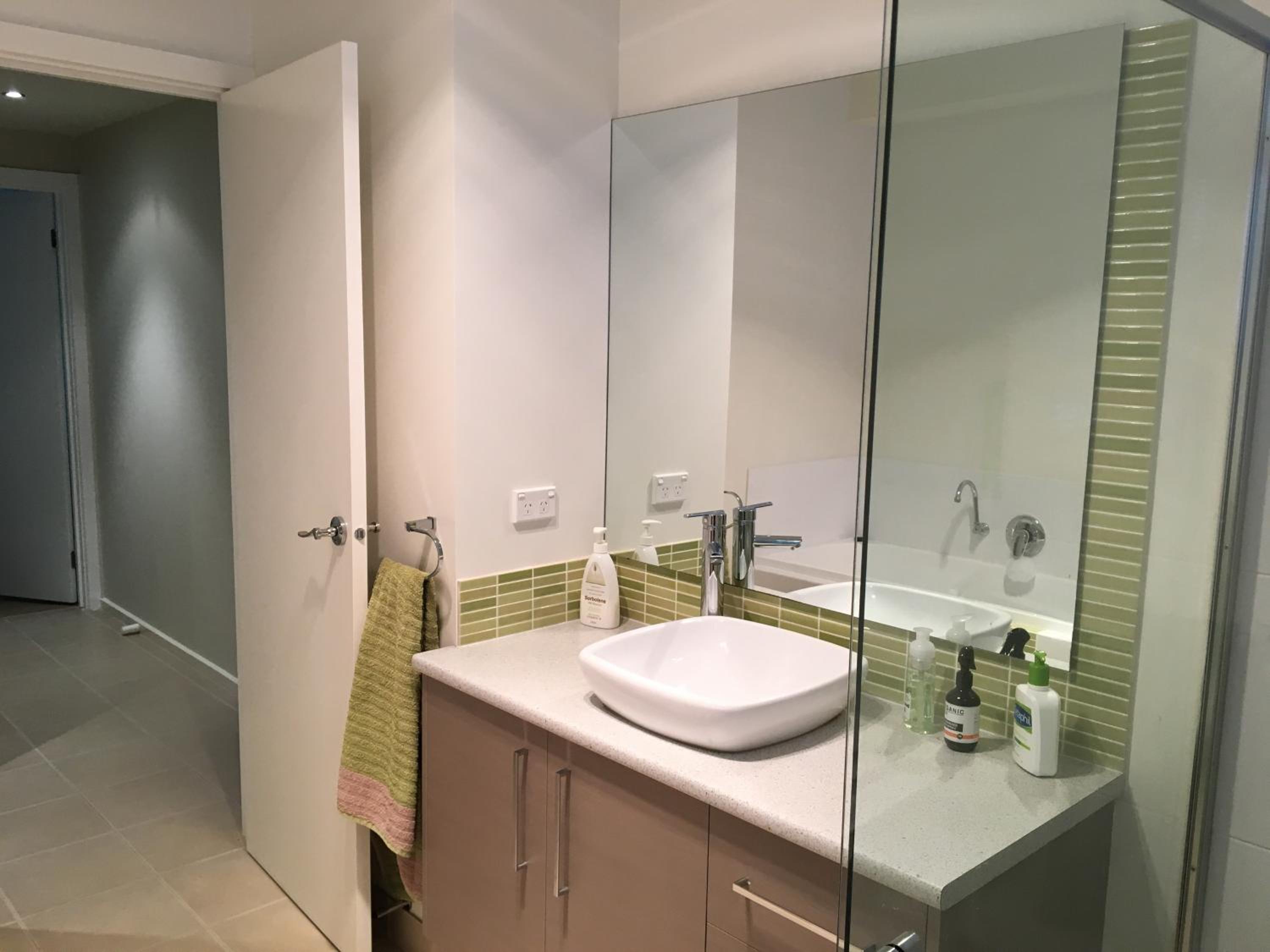 Grand Escape McKenzie - solar heated Pool WiFi, Netflix 5 bdrm 4bthrm, free 8kW EV chging