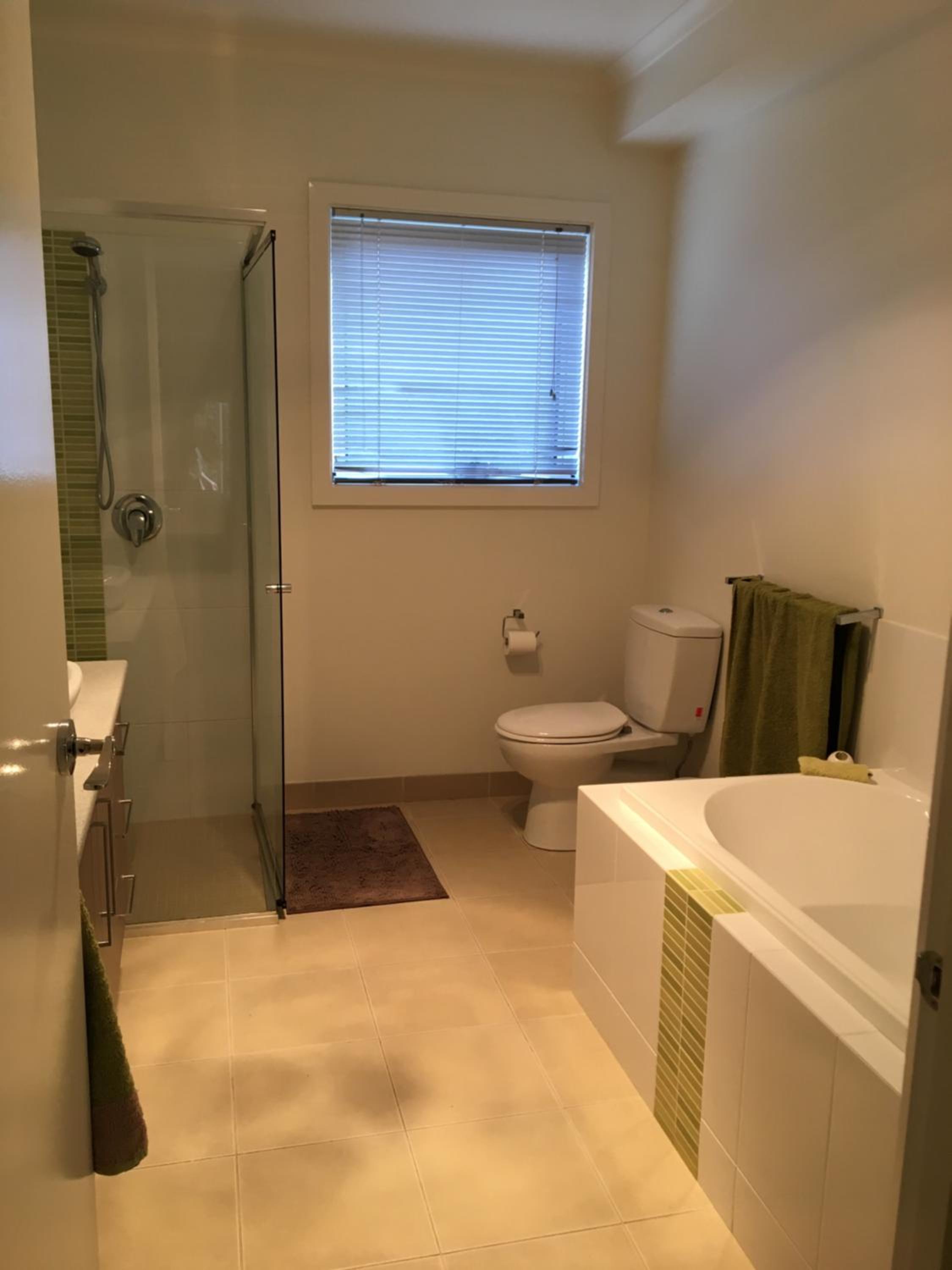 Grand Escape McKenzie - solar heated Pool WiFi, Netflix 5 bdrm 4bthrm, free 8kW EV chging