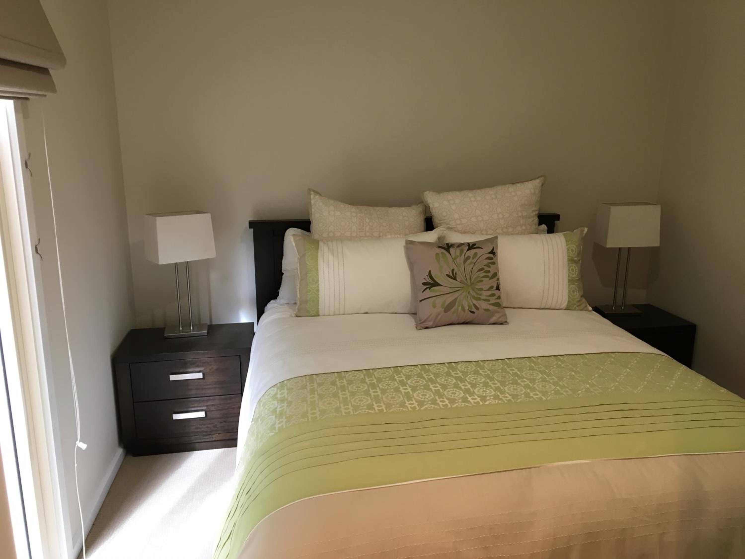 Grand Escape McKenzie - solar heated Pool WiFi, Netflix 5 bdrm 4bthrm, free 8kW EV chging