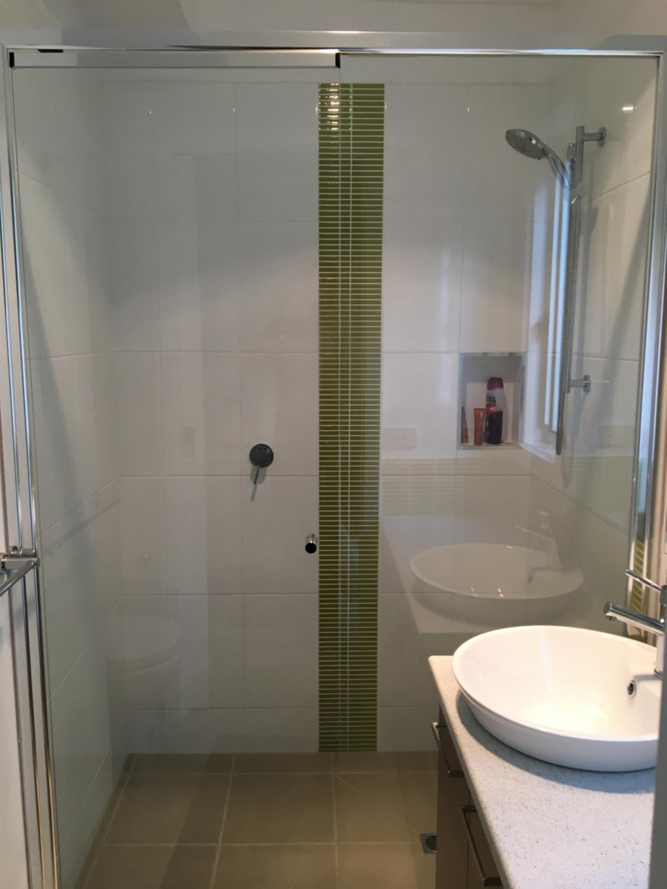 Grand Escape McKenzie - solar heated Pool WiFi, Netflix 5 bdrm 4bthrm, free 8kW EV chging