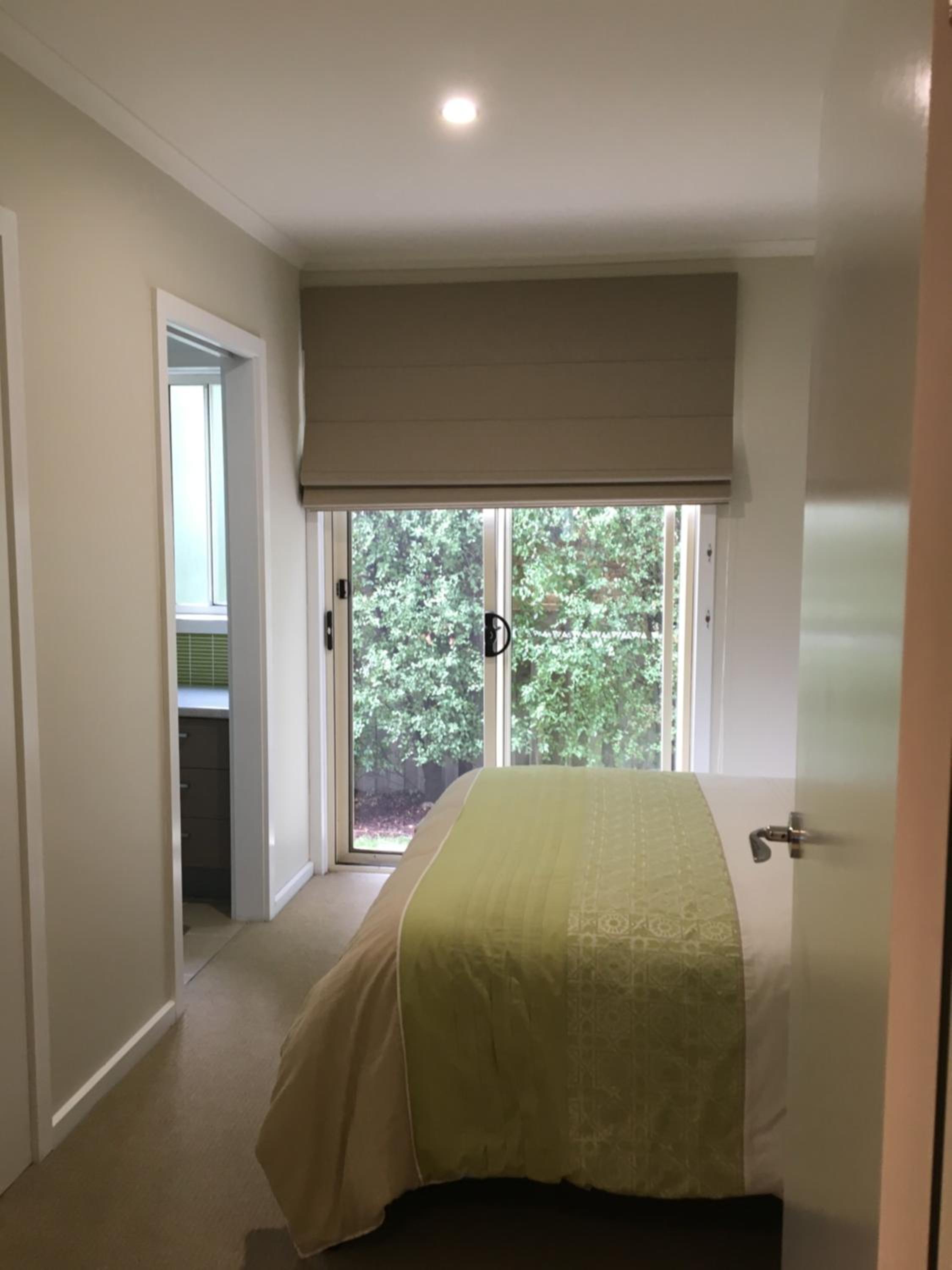 Grand Escape McKenzie - solar heated Pool WiFi, Netflix 5 bdrm 4bthrm, free 8kW EV chging