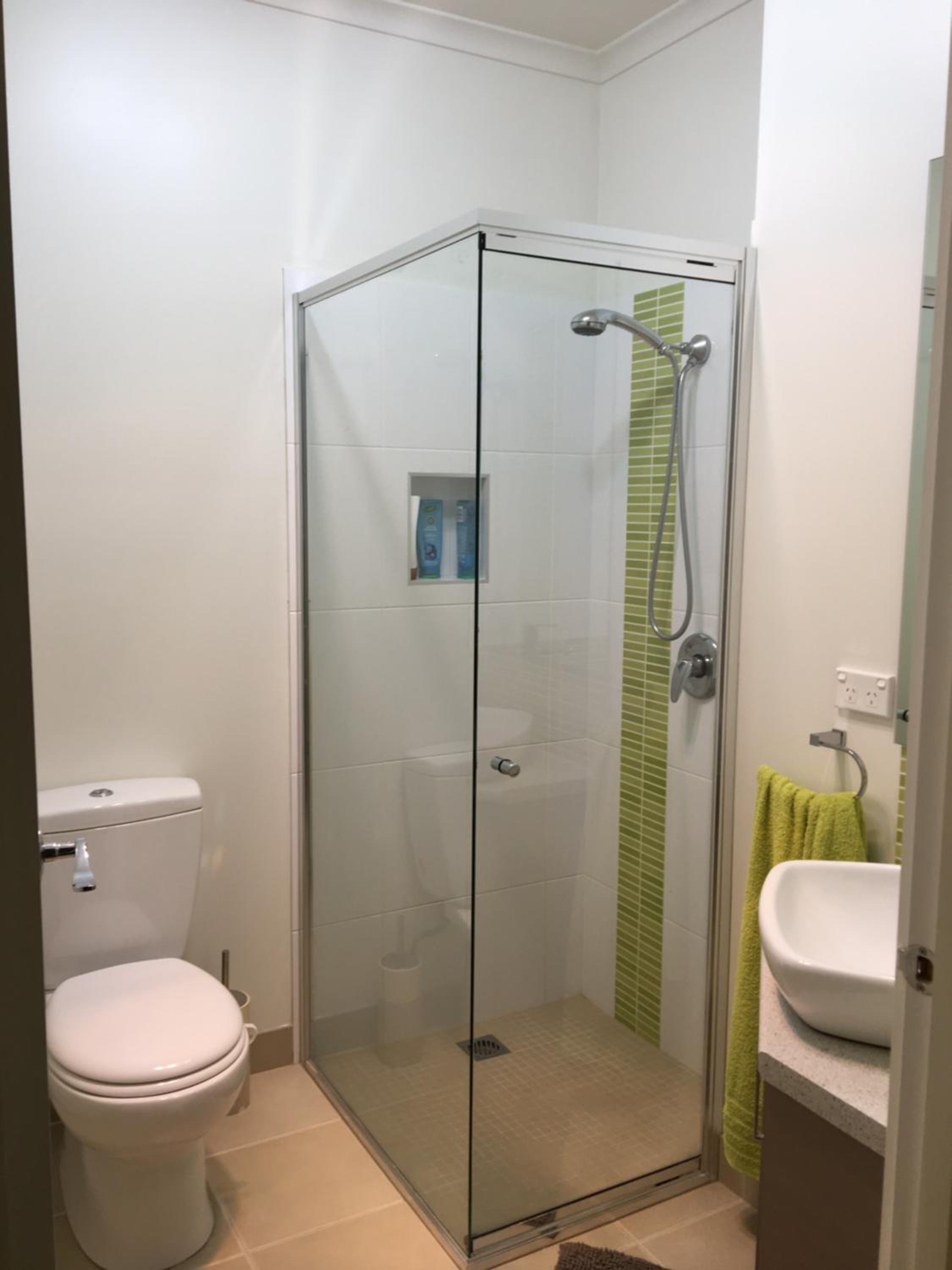 Grand Escape McKenzie - solar heated Pool WiFi, Netflix 5 bdrm 4bthrm, free 8kW EV chging