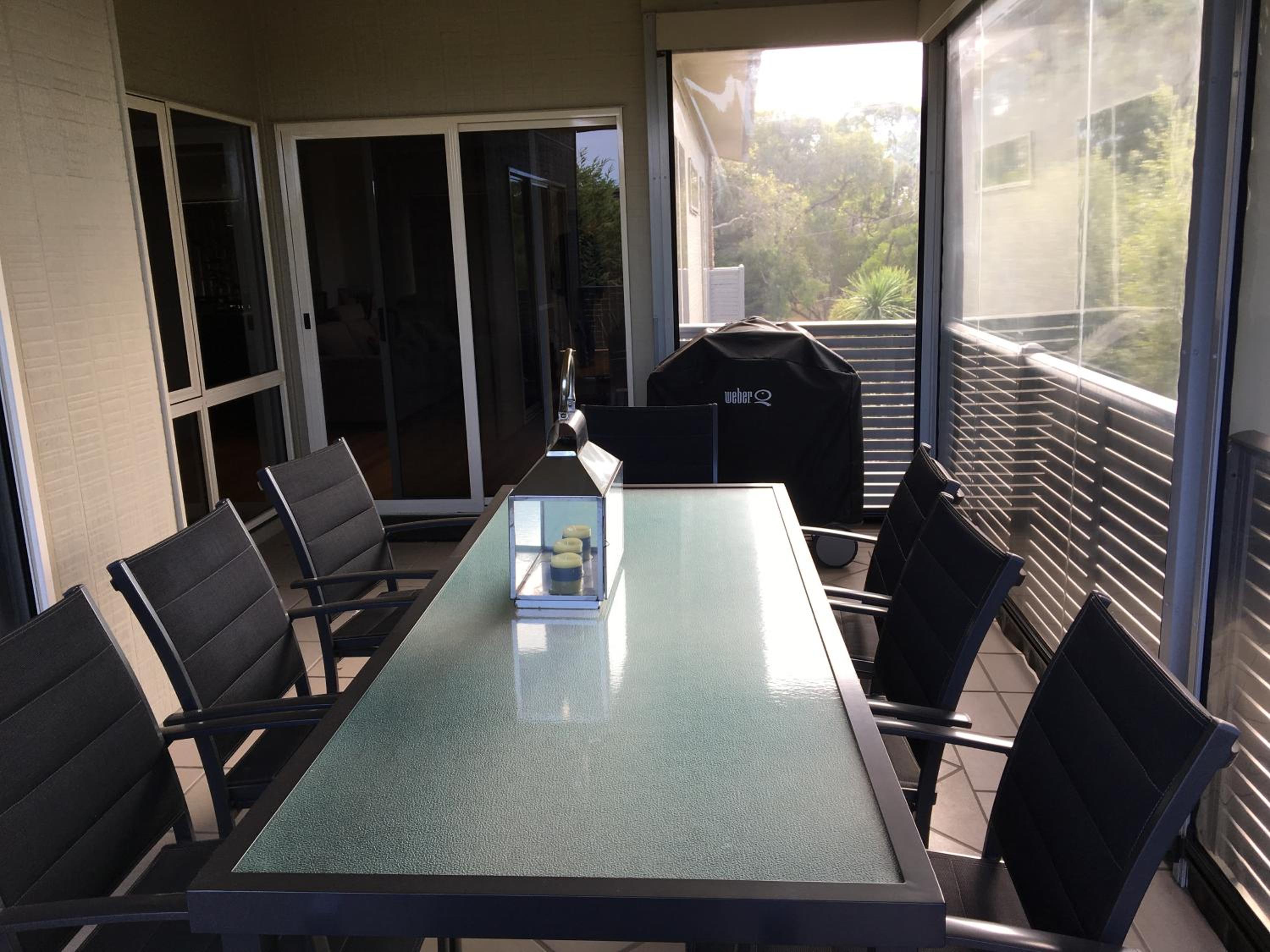 Grand Escape McKenzie - solar heated Pool WiFi, Netflix 5 bdrm 4bthrm, free 8kW EV chging