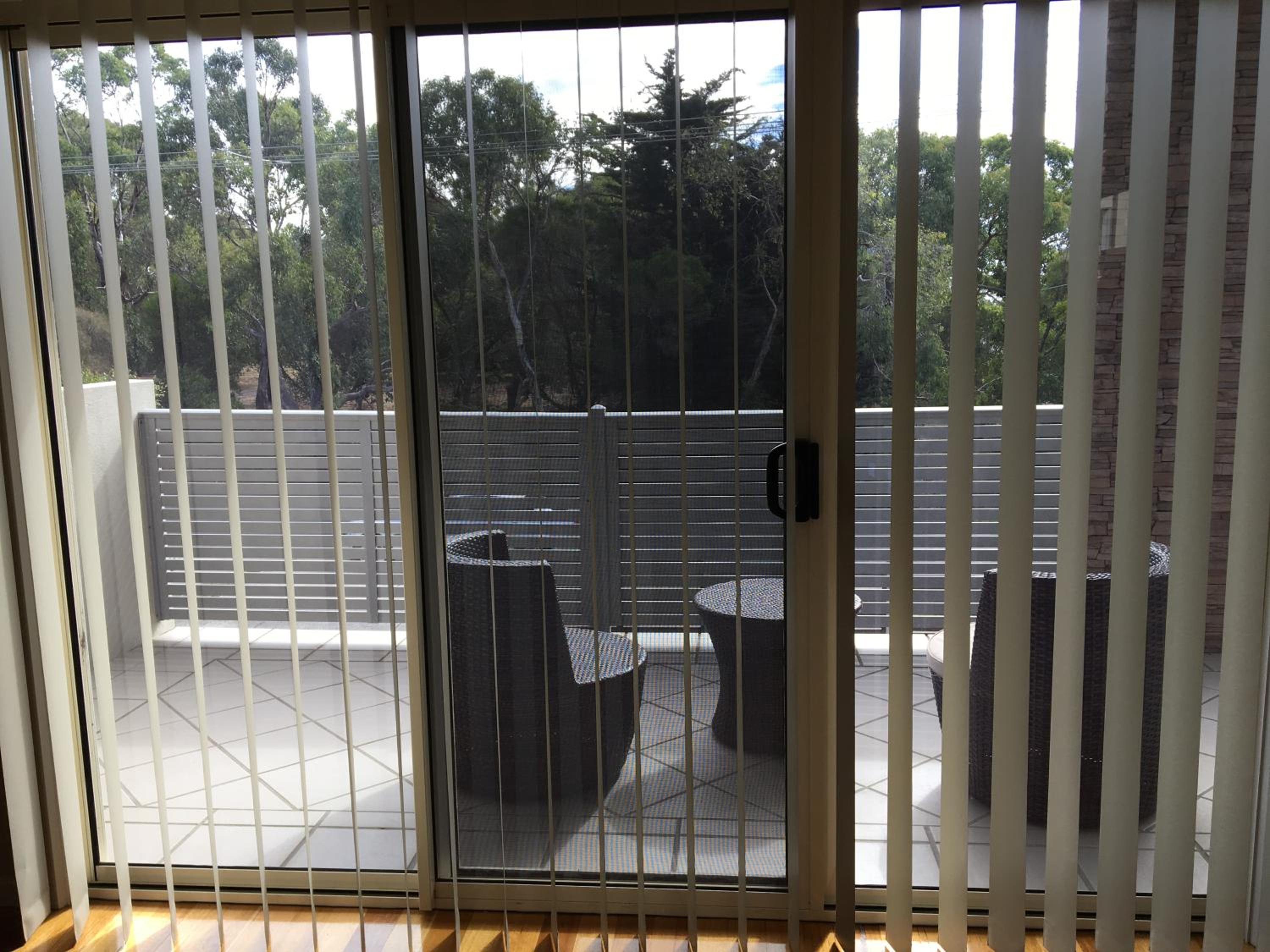 Grand Escape McKenzie - solar heated Pool WiFi, Netflix 5 bdrm 4bthrm, free 8kW EV chging
