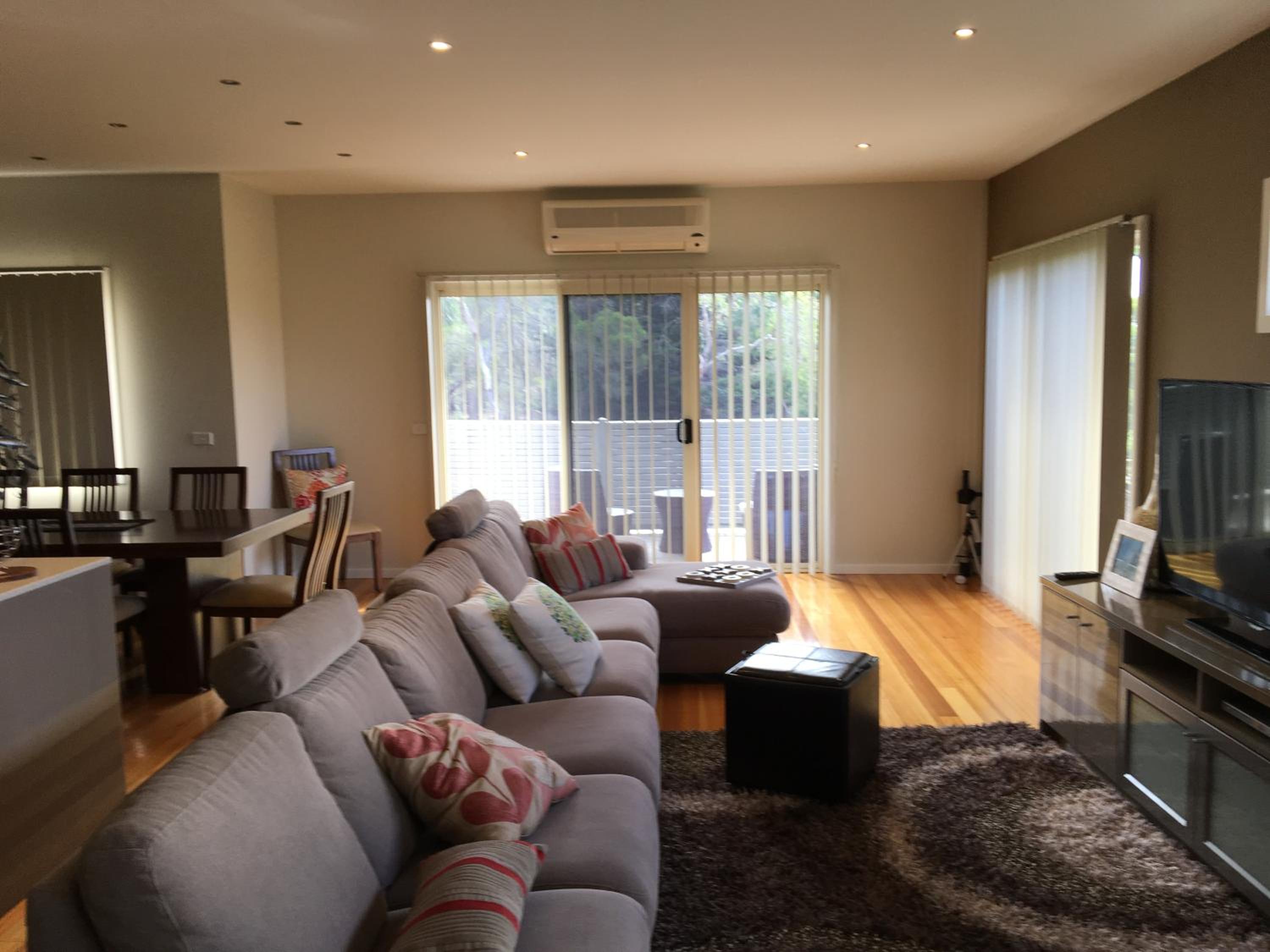 Grand Escape McKenzie - solar heated Pool WiFi, Netflix 5 bdrm 4bthrm, free 8kW EV chging