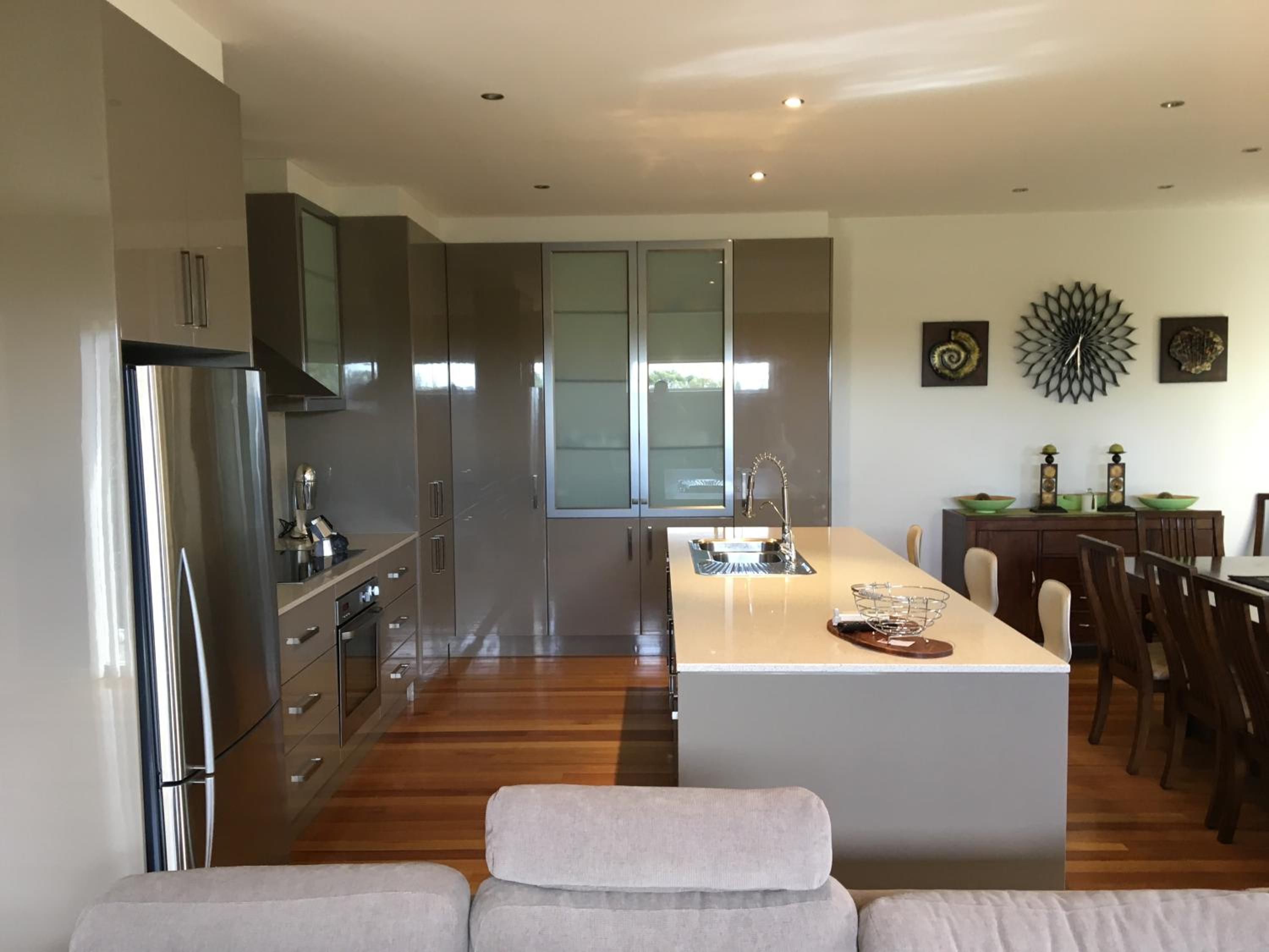 Grand Escape McKenzie - solar heated Pool WiFi, Netflix 5 bdrm 4bthrm, free 8kW EV chging