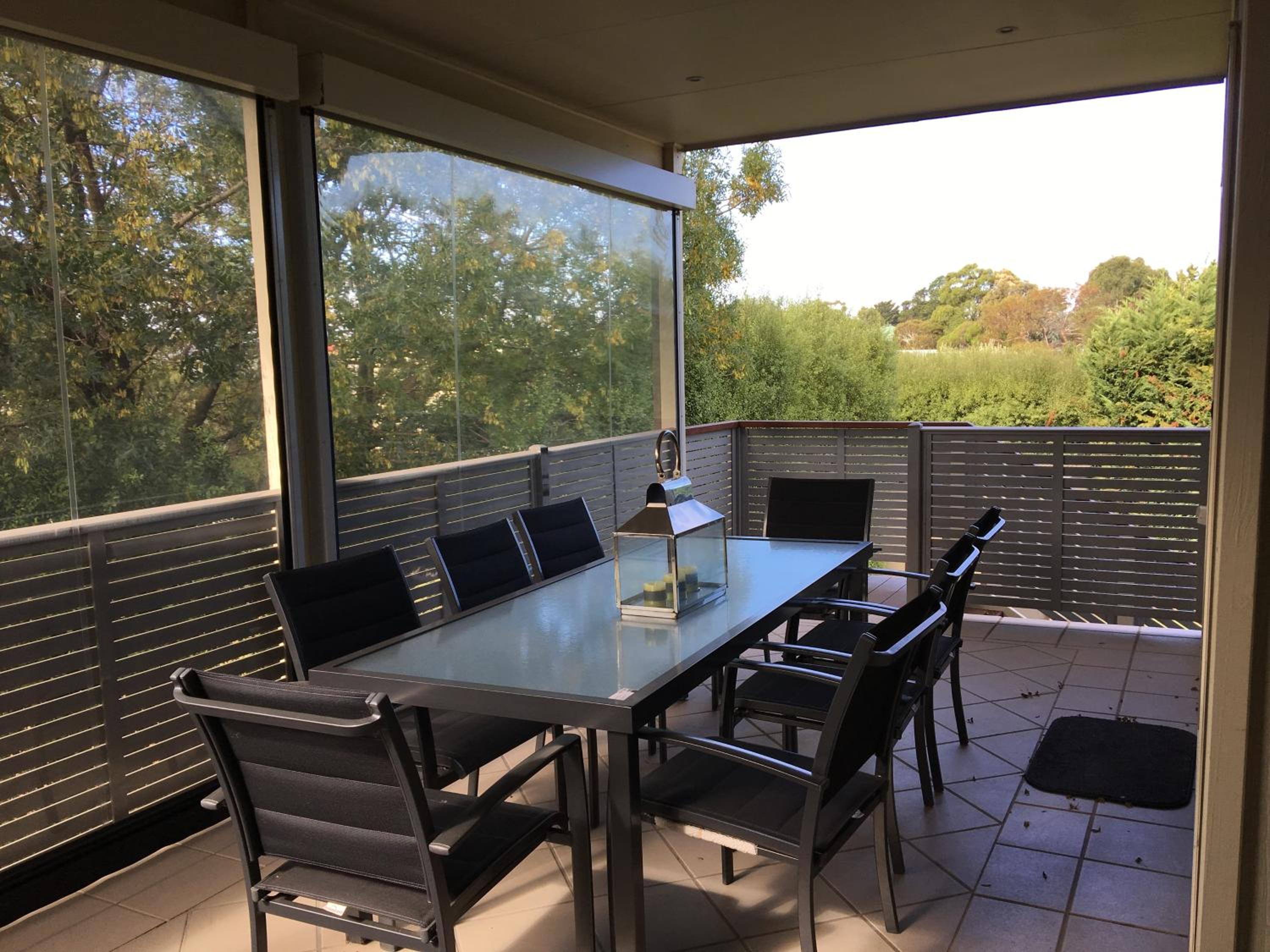 Grand Escape McKenzie - solar heated Pool WiFi, Netflix 5 bdrm 4bthrm, free 8kW EV chging
