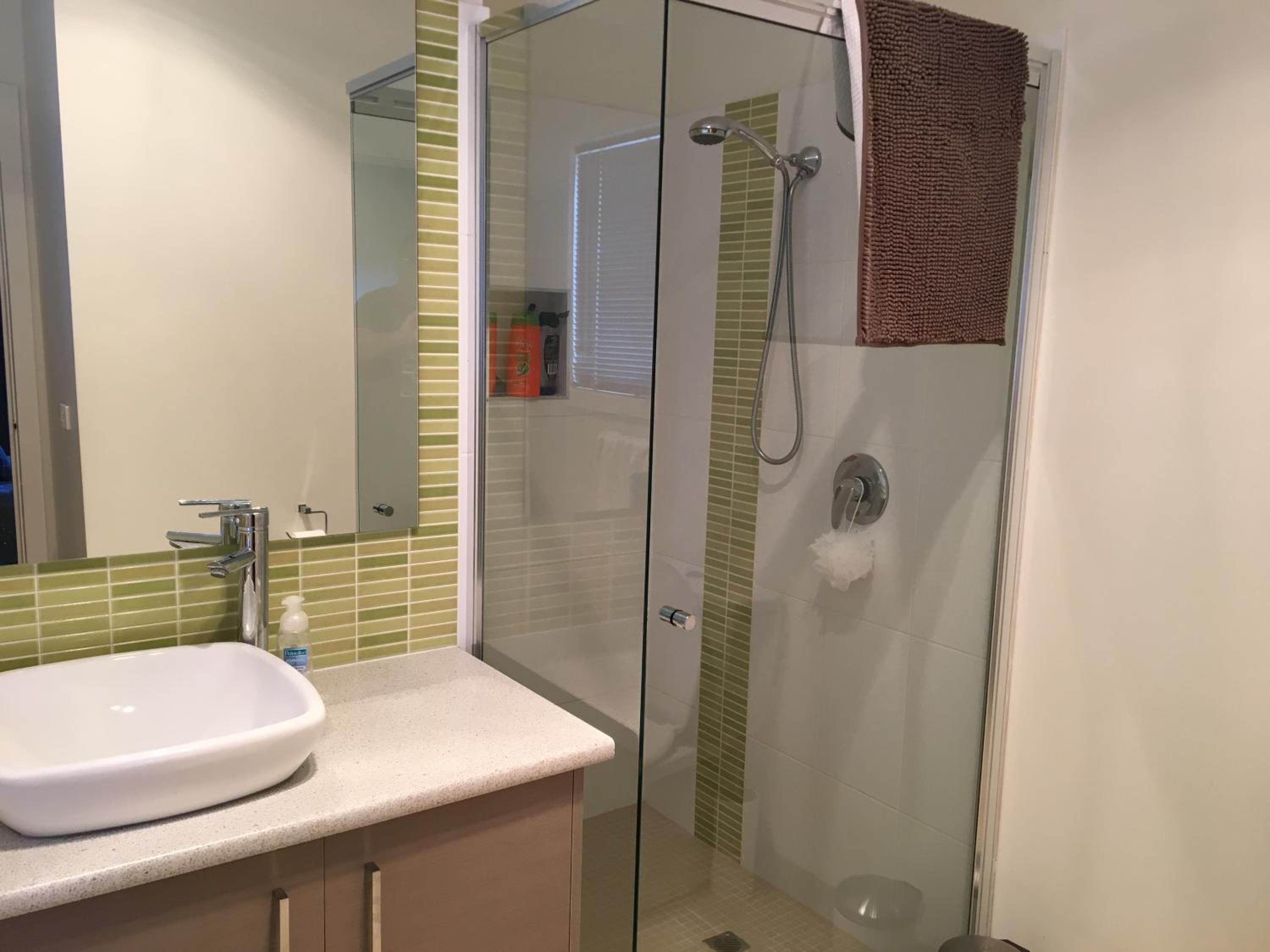 Grand Escape McKenzie - solar heated Pool WiFi, Netflix 5 bdrm 4bthrm, free 8kW EV chging