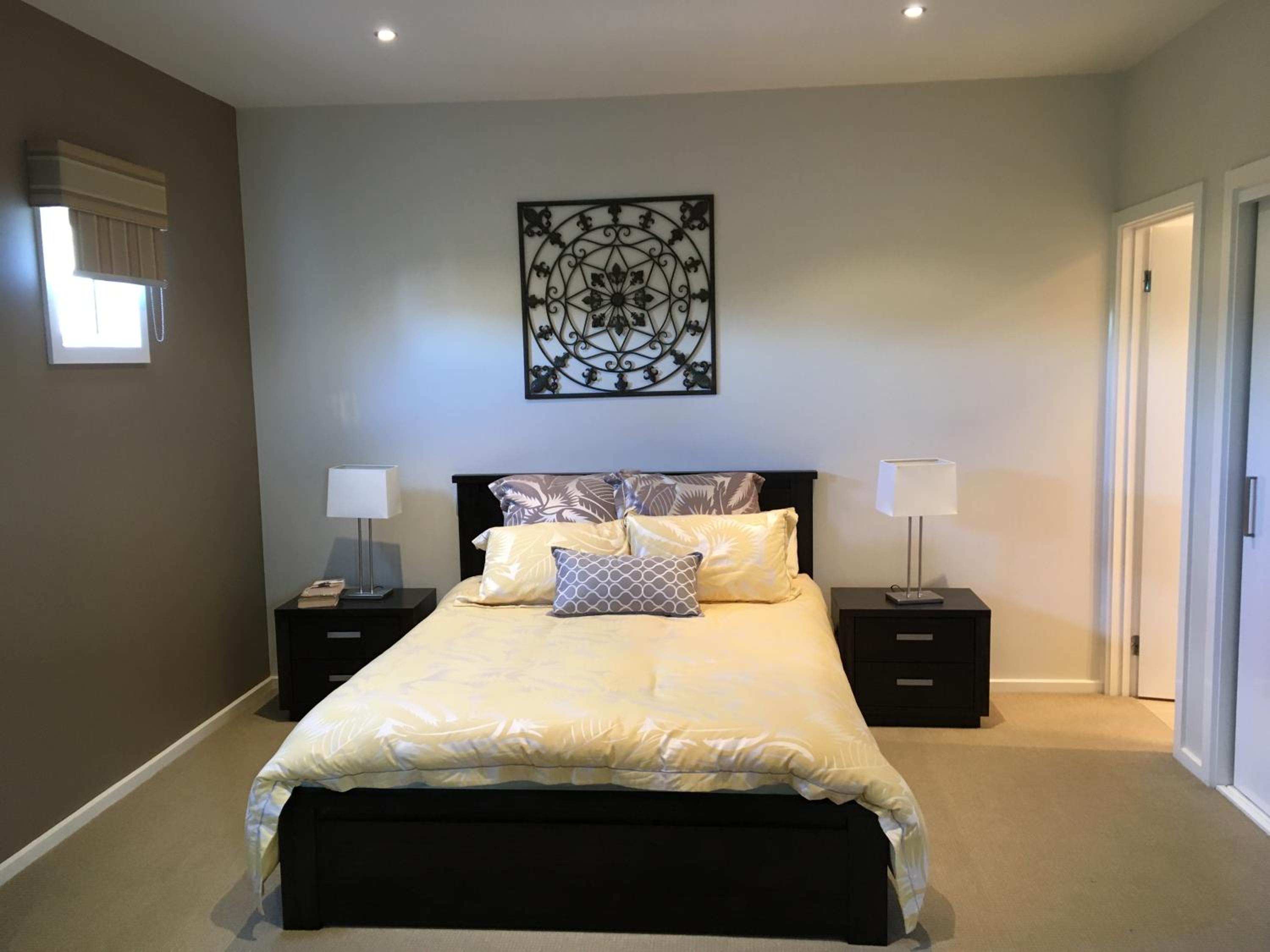 Grand Escape McKenzie - solar heated Pool WiFi, Netflix 5 bdrm 4bthrm, free 8kW EV chging