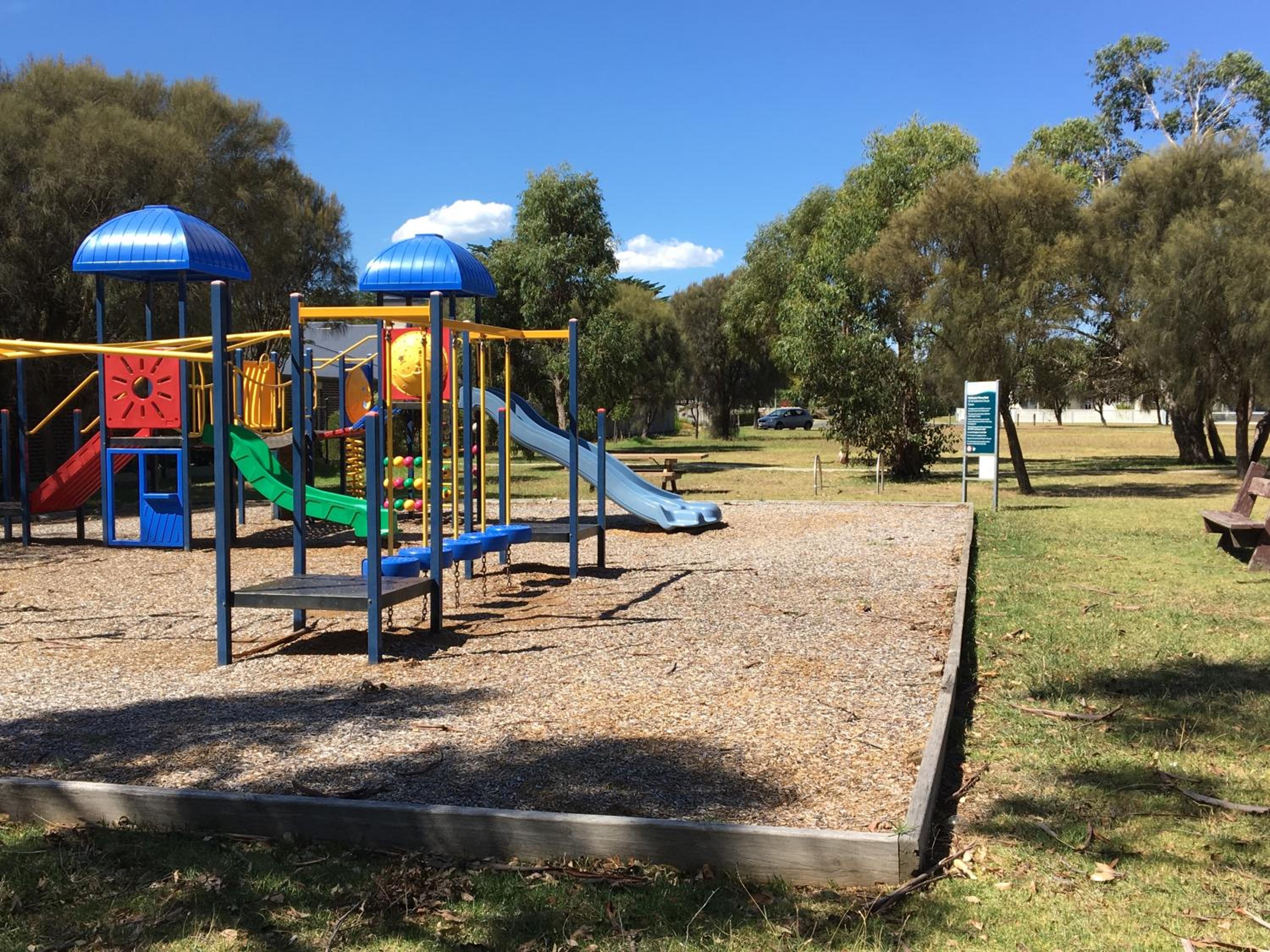 Grand Escape McKenzie - solar heated Pool WiFi, Netflix 5 bdrm 4bthrm, free 8kW EV chging