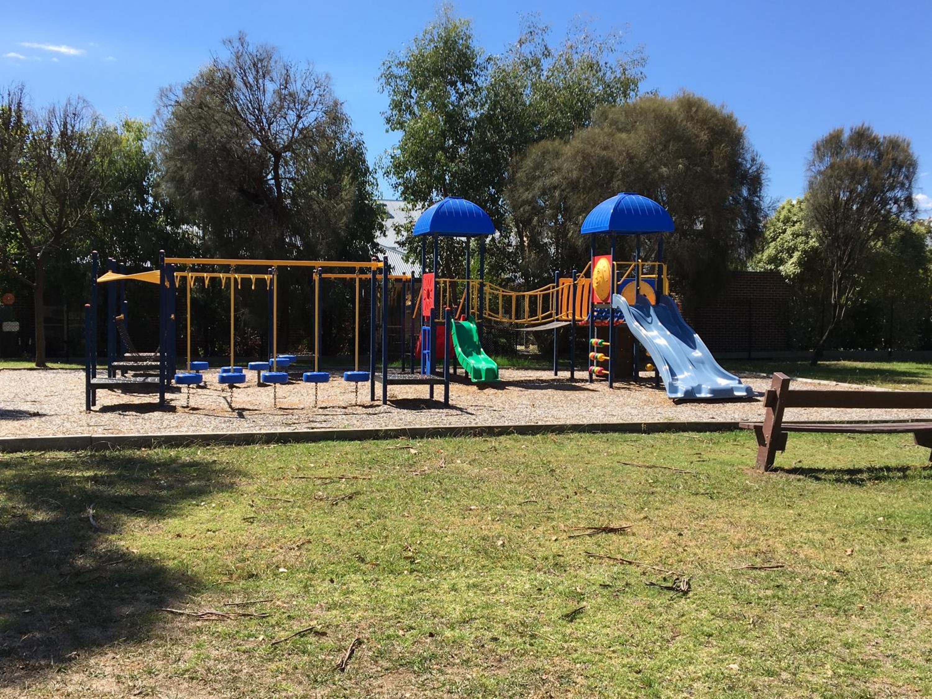 Grand Escape McKenzie - solar heated Pool WiFi, Netflix 5 bdrm 4bthrm, free 8kW EV chging