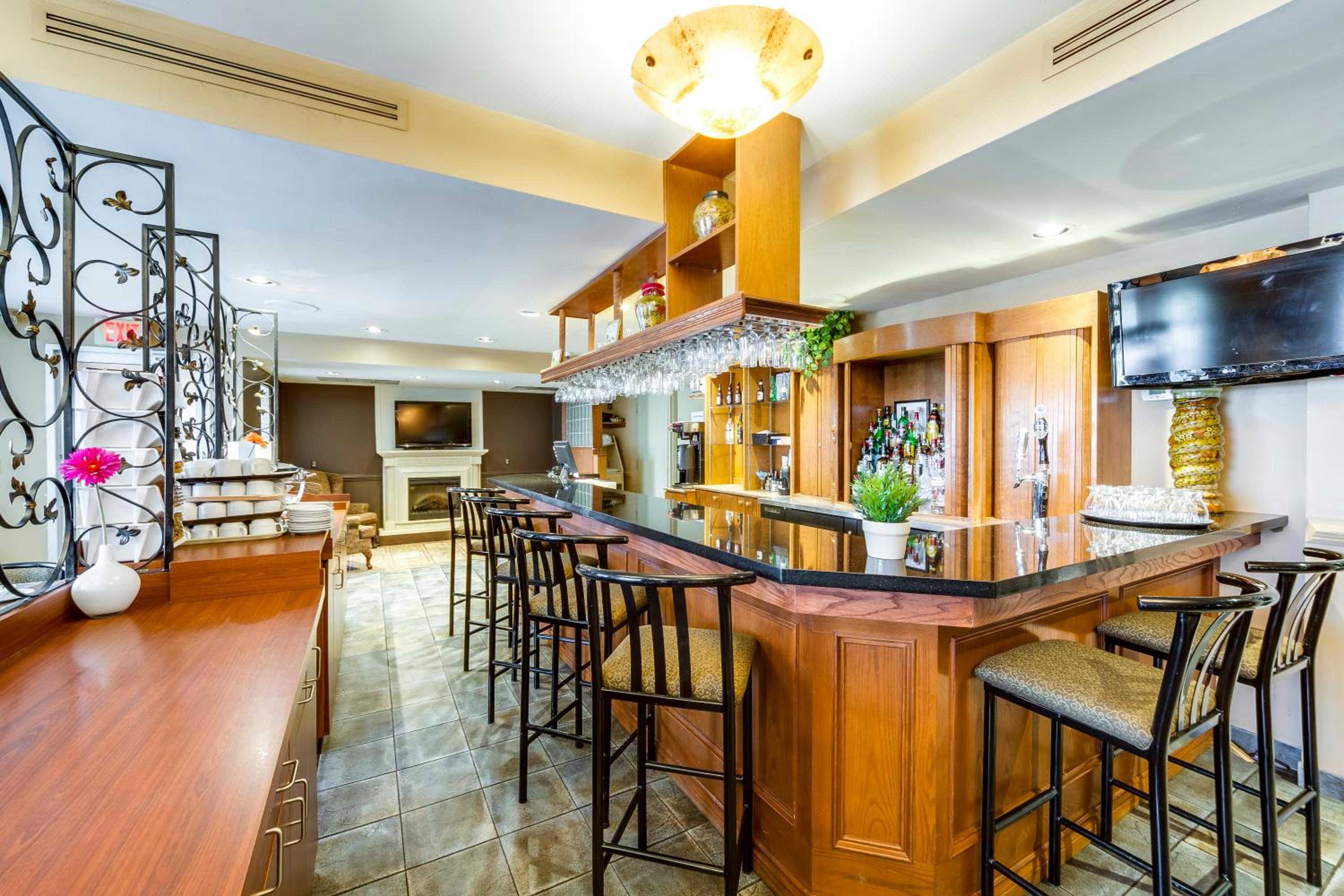 Monte Carlo Inn Oakville Suites - Property Image 57