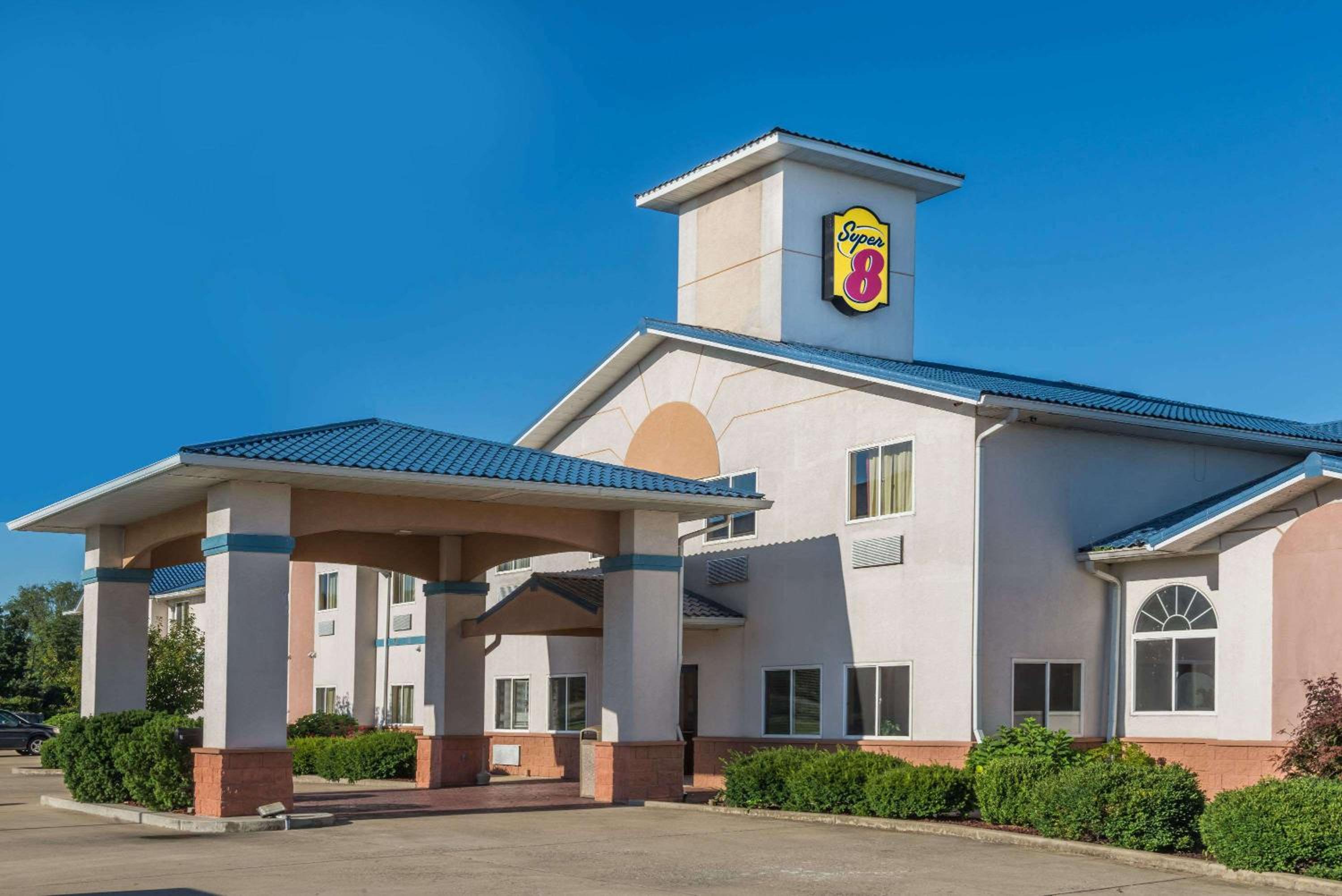 Super 8 by Wyndham Martinsville view 3