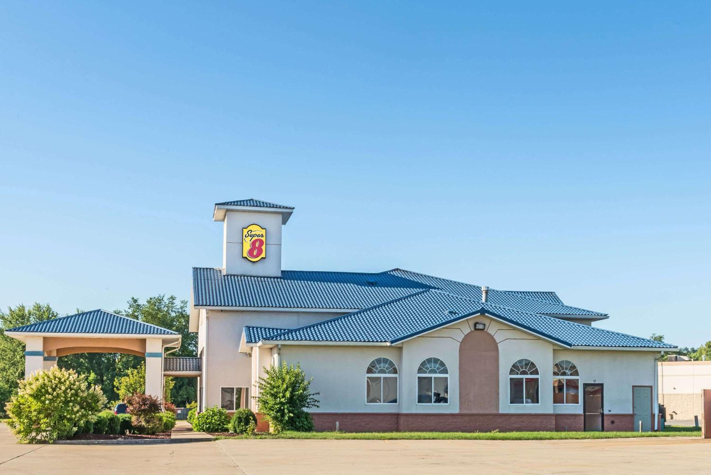 Bloomington Vacations - Super 8 by Wyndham Martinsville - Property Image 3