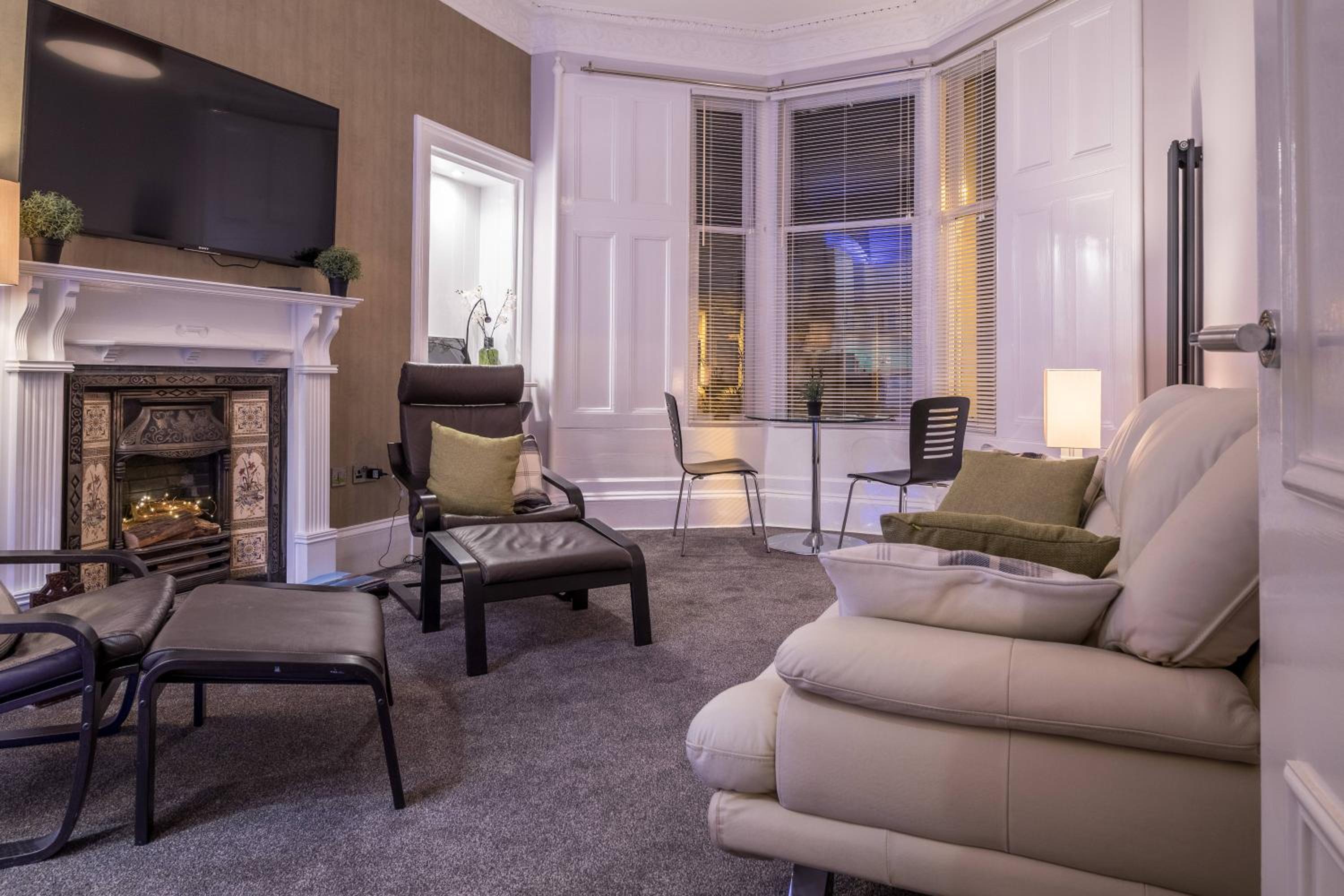 West Highland Apartments Milngavie - The Lomond view 2