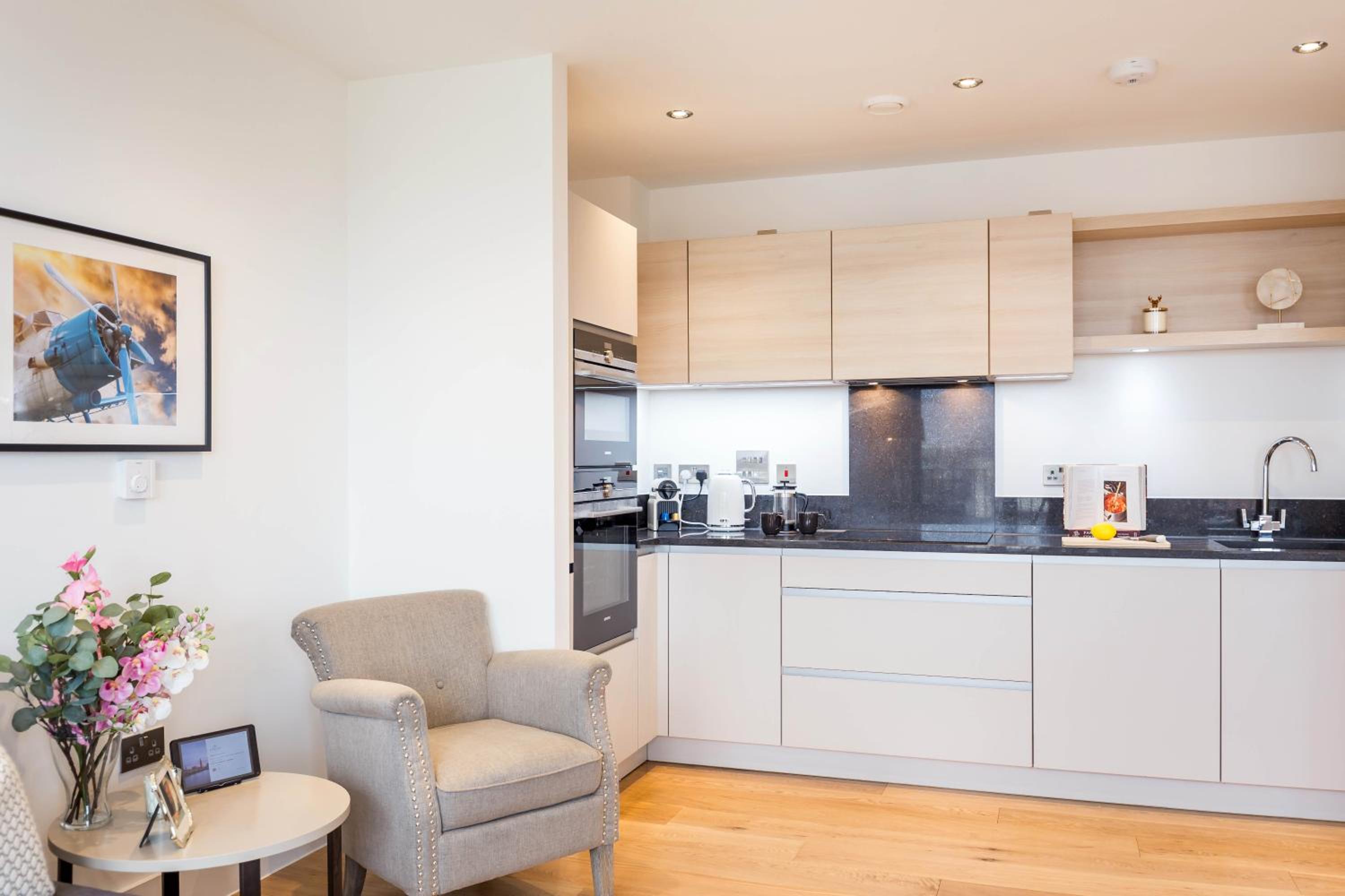 Portobello Apt with Floor-to-Ceiling Views