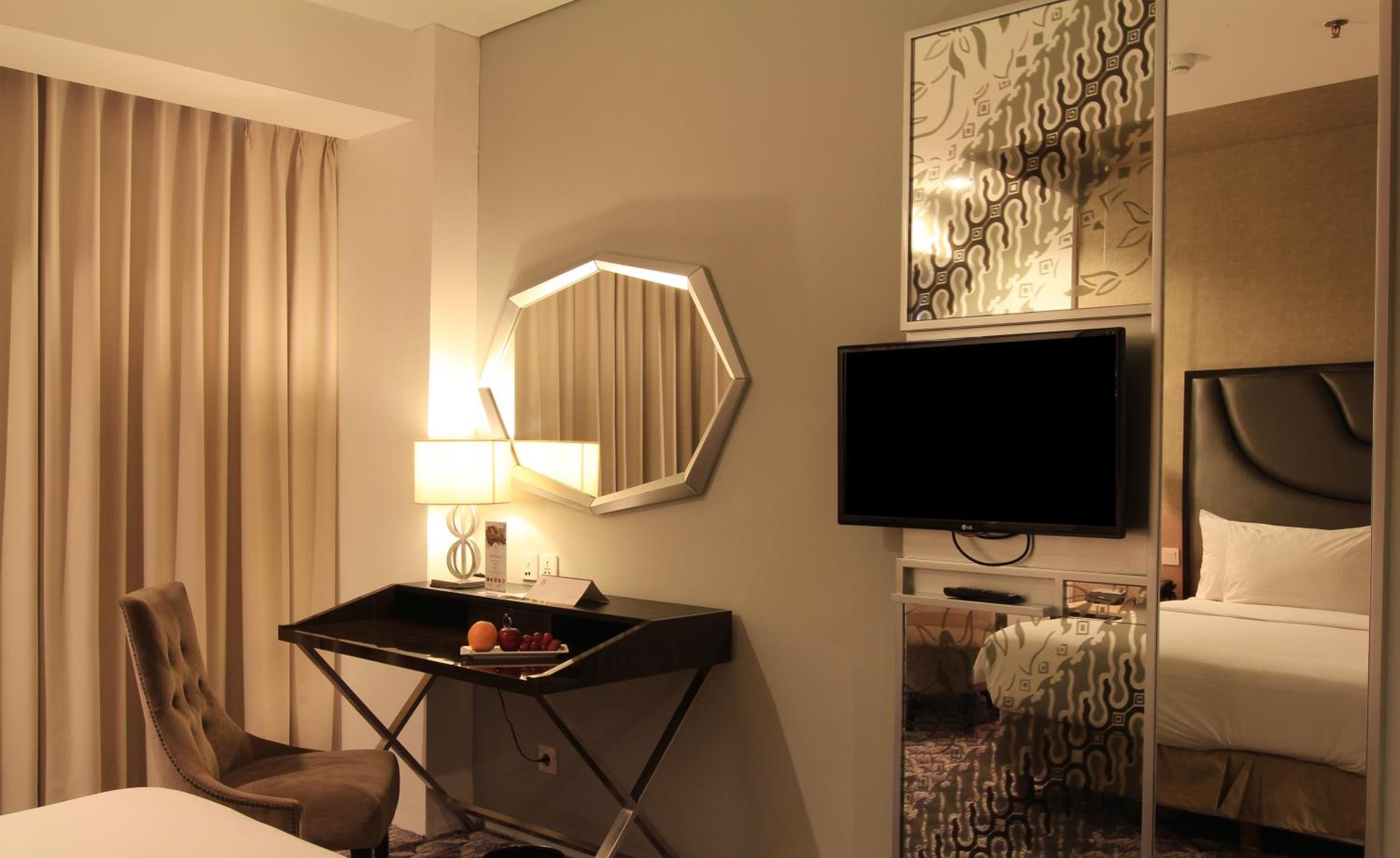 Aston Bellevue Radio Dalam