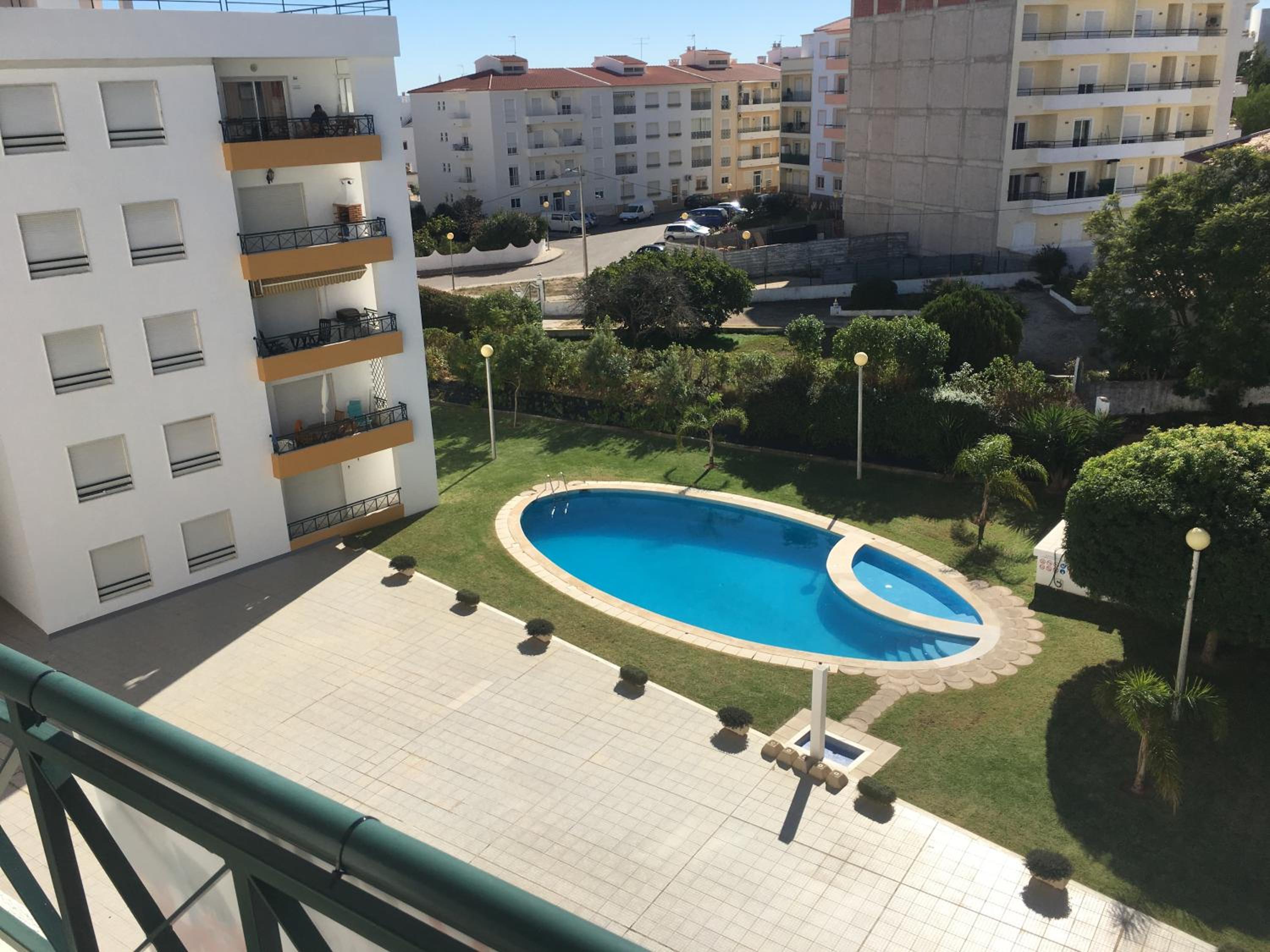 Quiet apartment overlooking the swimming pool view 4