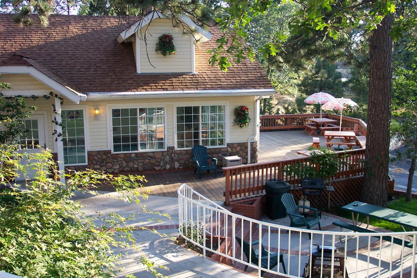 Giant Oaks Lodge