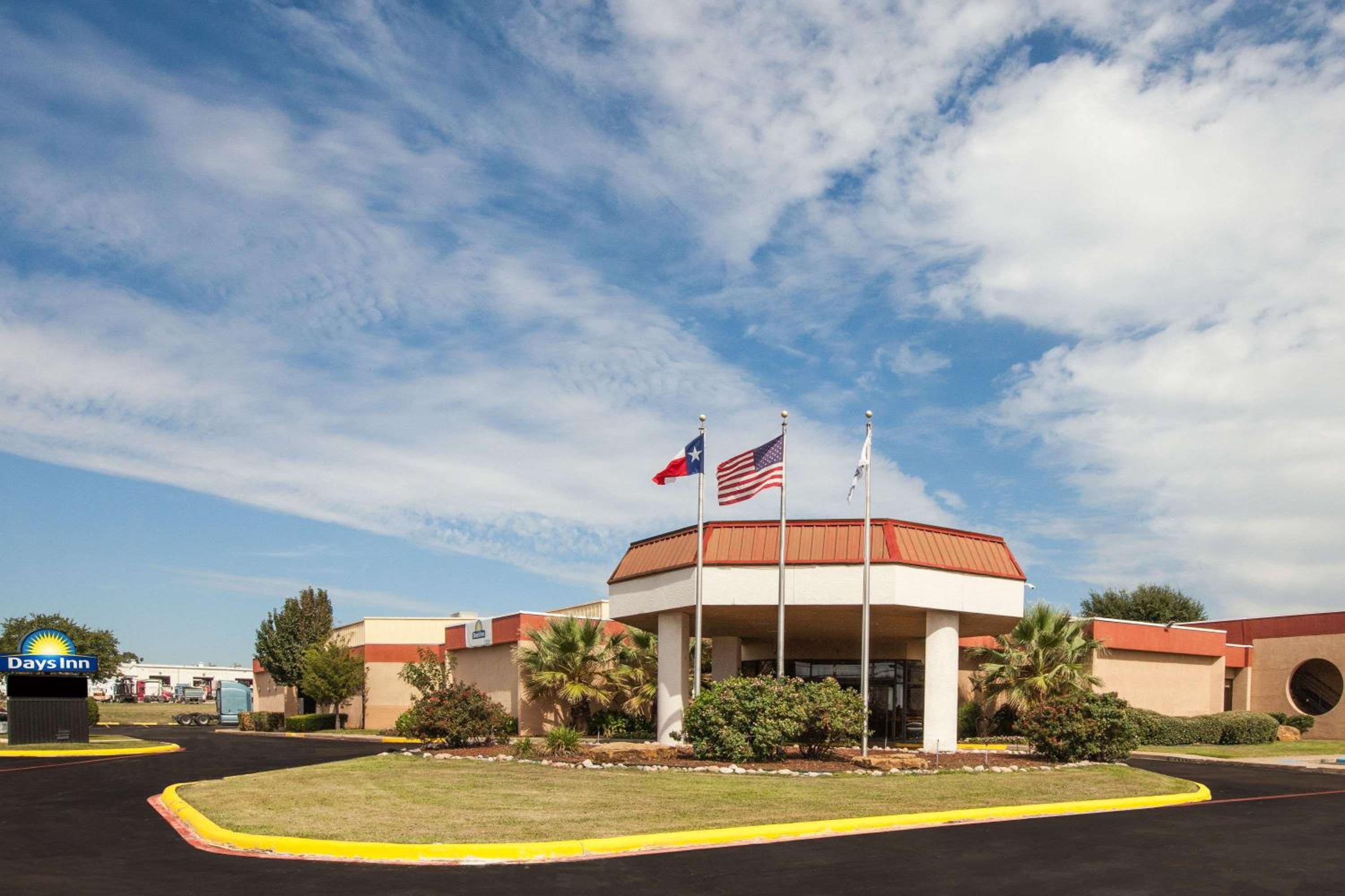 Days Inn by Wyndham Sherman view 2