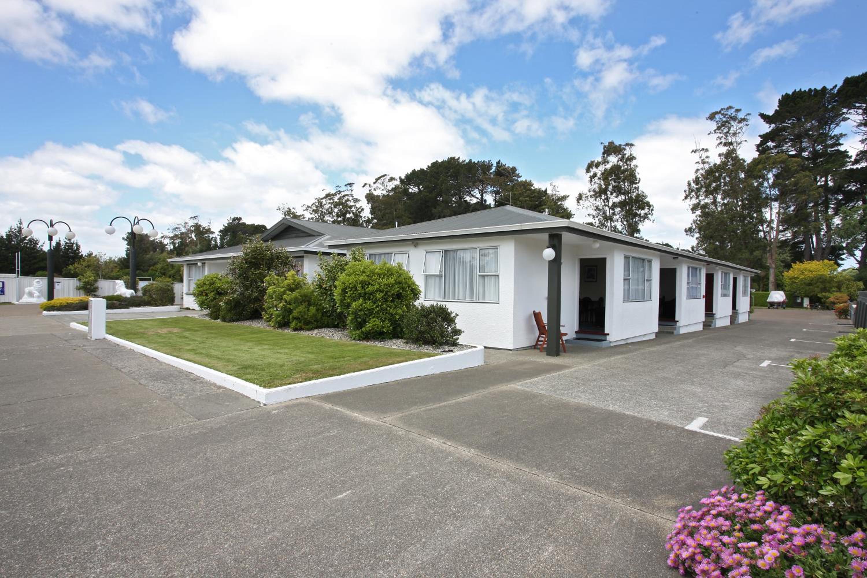 Queens Park Motels