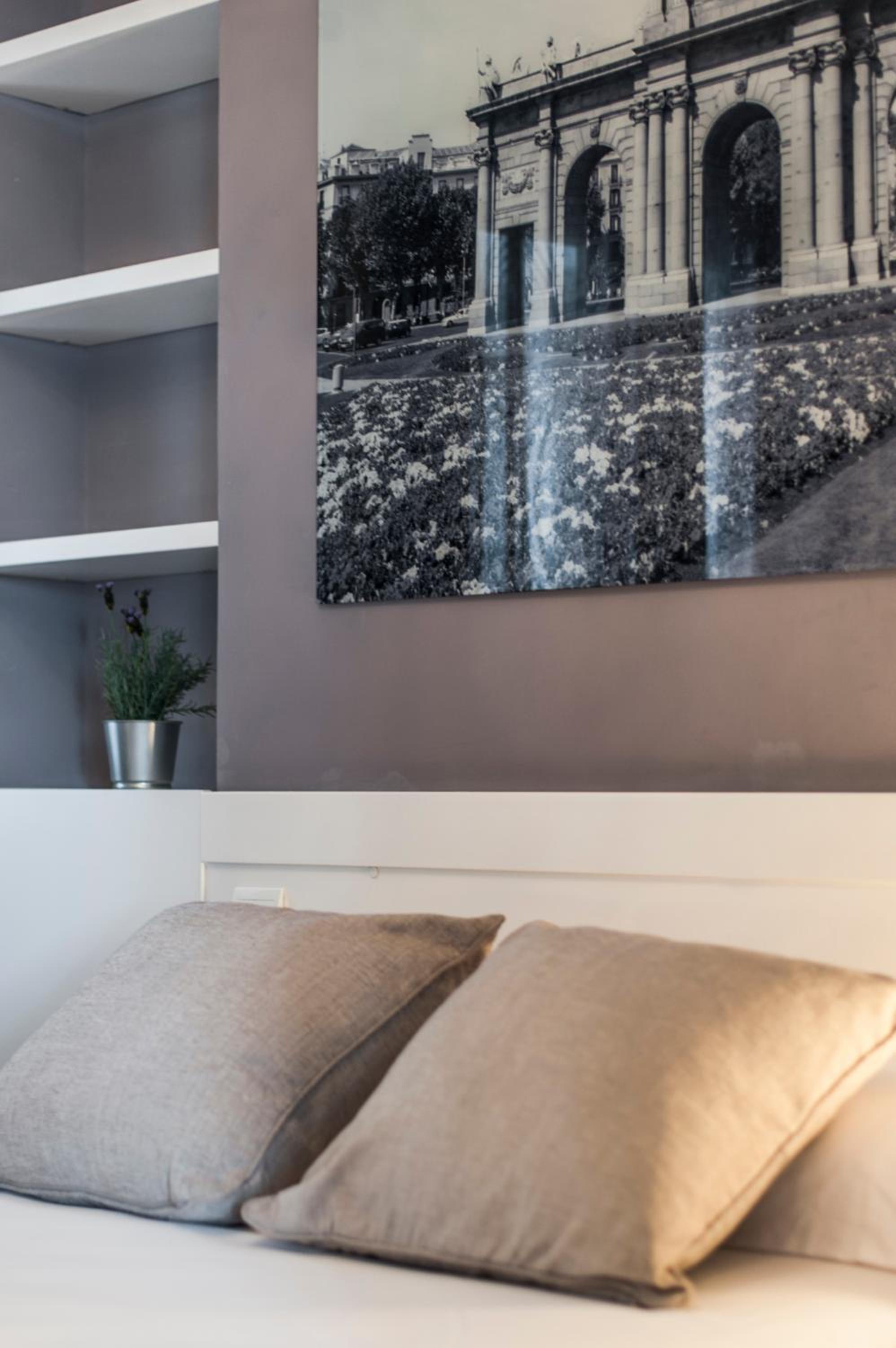 Apartamento Plaza de Castilla II - Urbano con Estilo y Funcional
