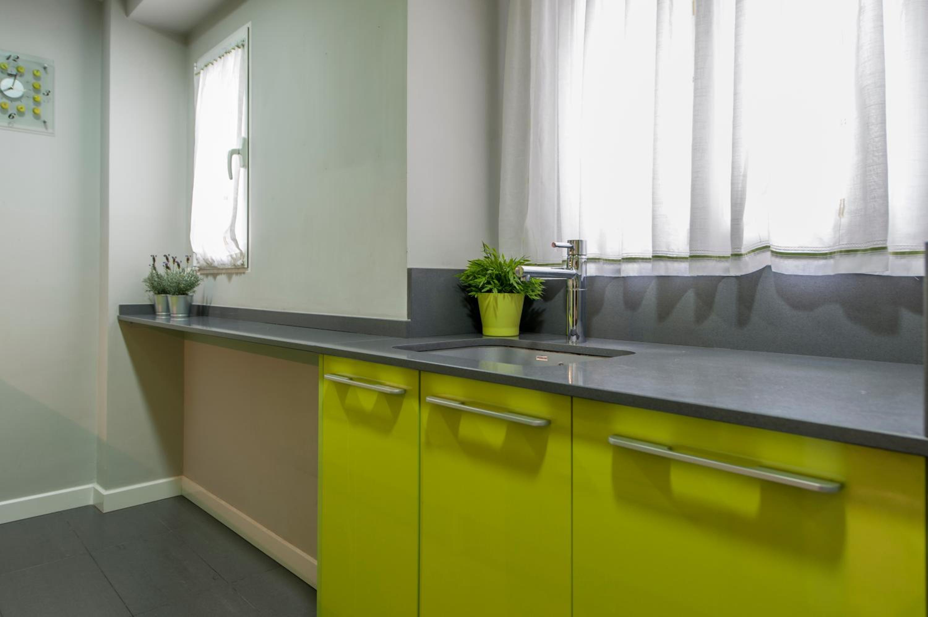 Apartamento Plaza de Castilla II - Urbano con Estilo y Funcional