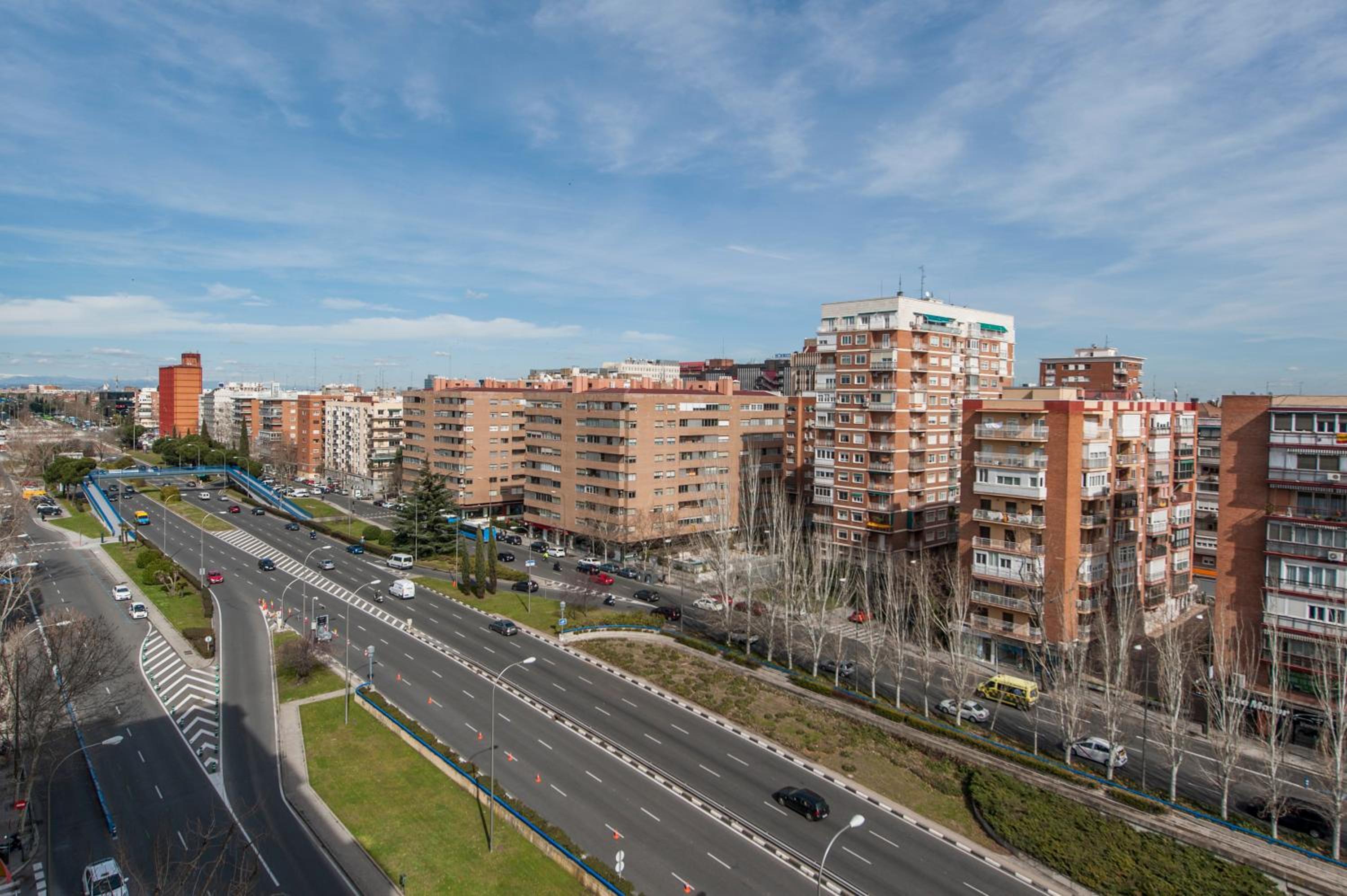 Apartamento Plaza de Castilla II - Urbano con Estilo y Funcional