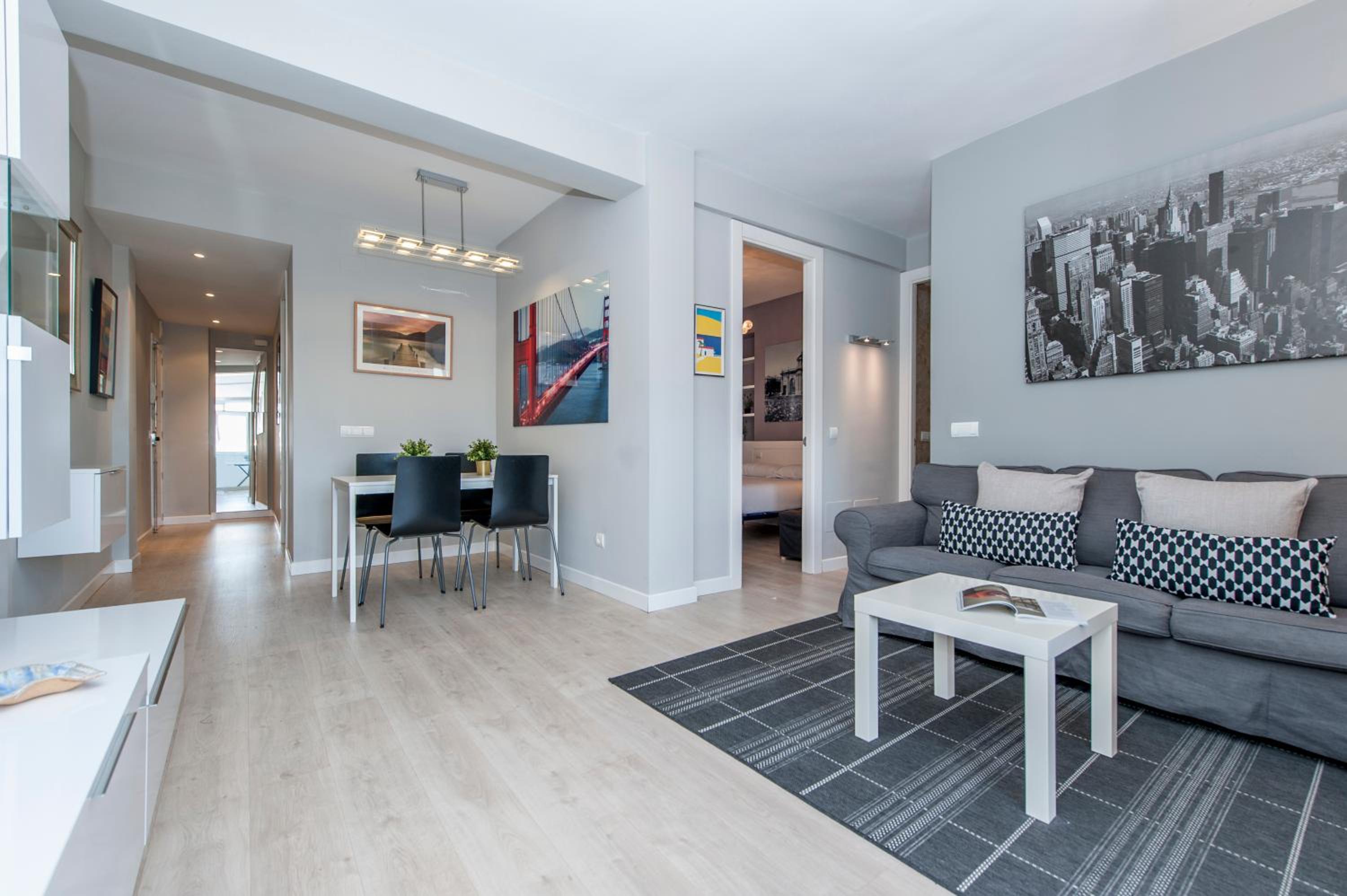 Apartamento Plaza de Castilla II - Urbano con Estilo y Funcional