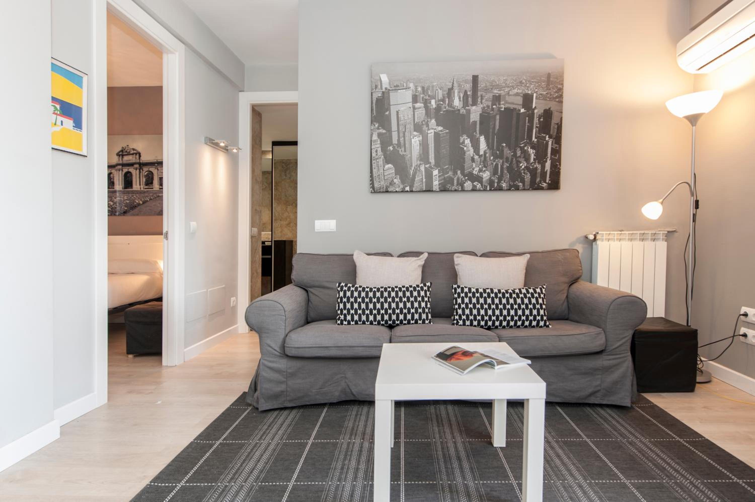 Apartamento Plaza de Castilla II - Urbano con Estilo y Funcional