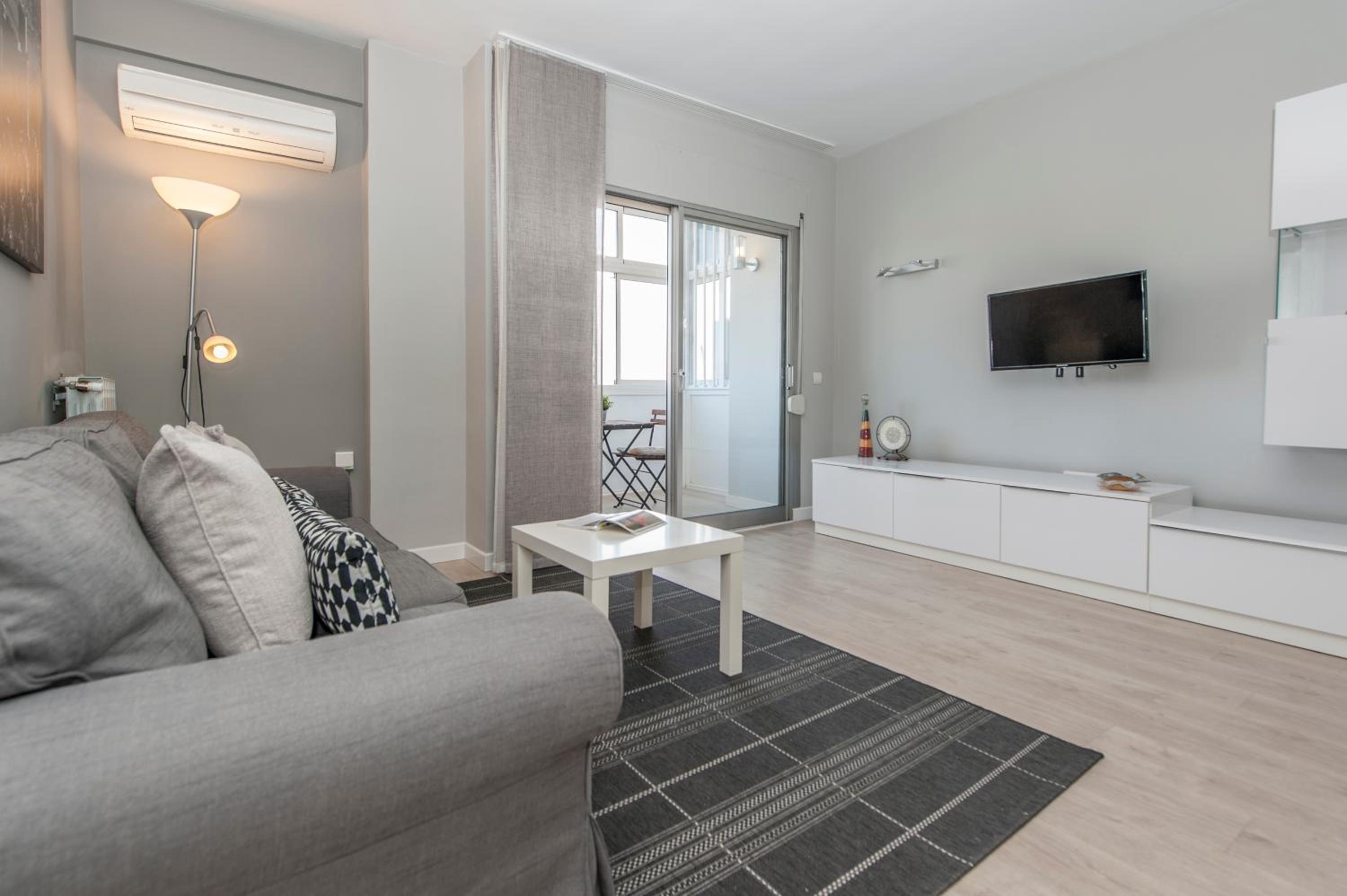 Apartamento Plaza de Castilla II - Urbano con Estilo y Funcional