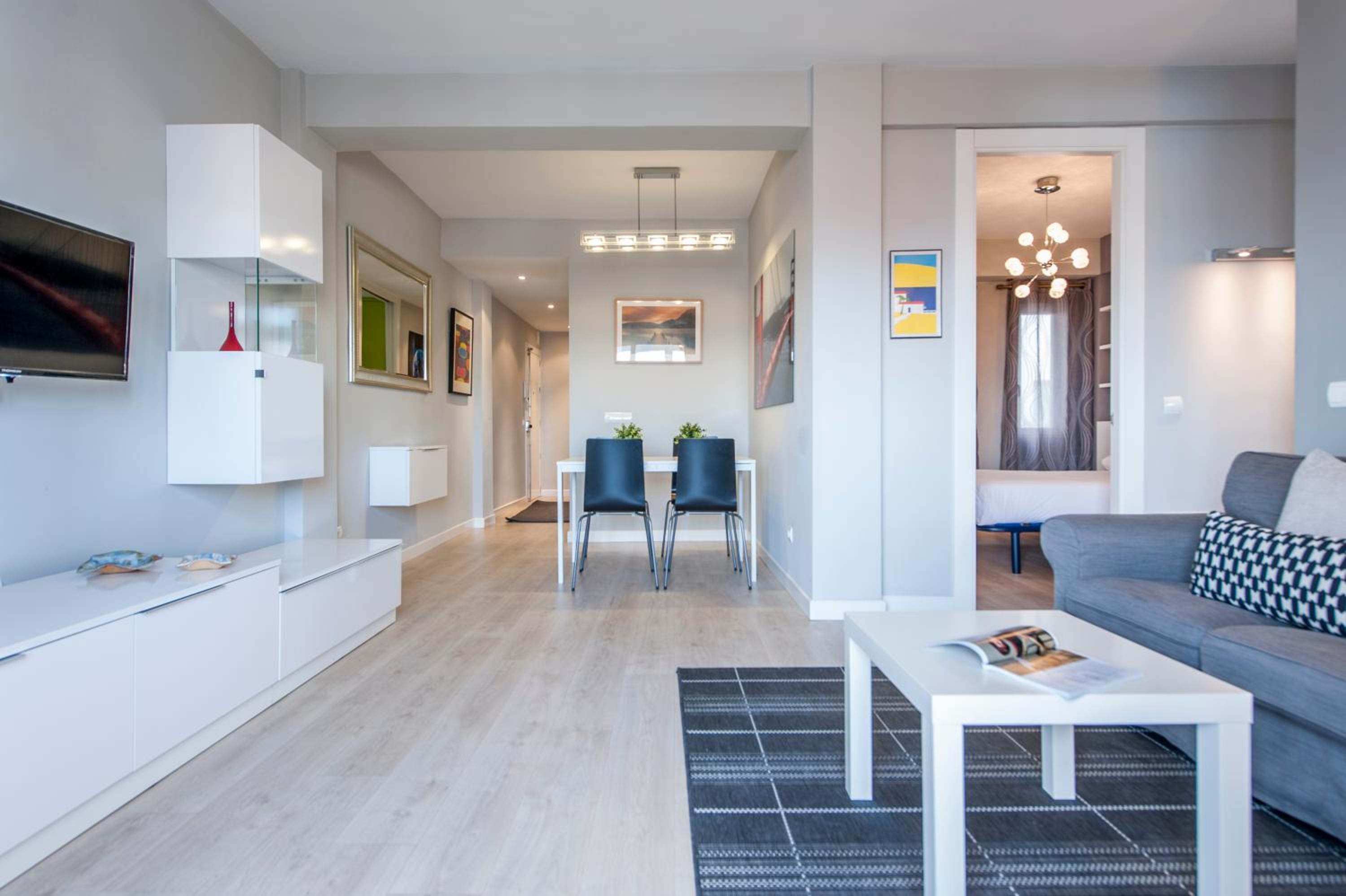 Apartamento Plaza de Castilla II - Urbano con Estilo y Funcional