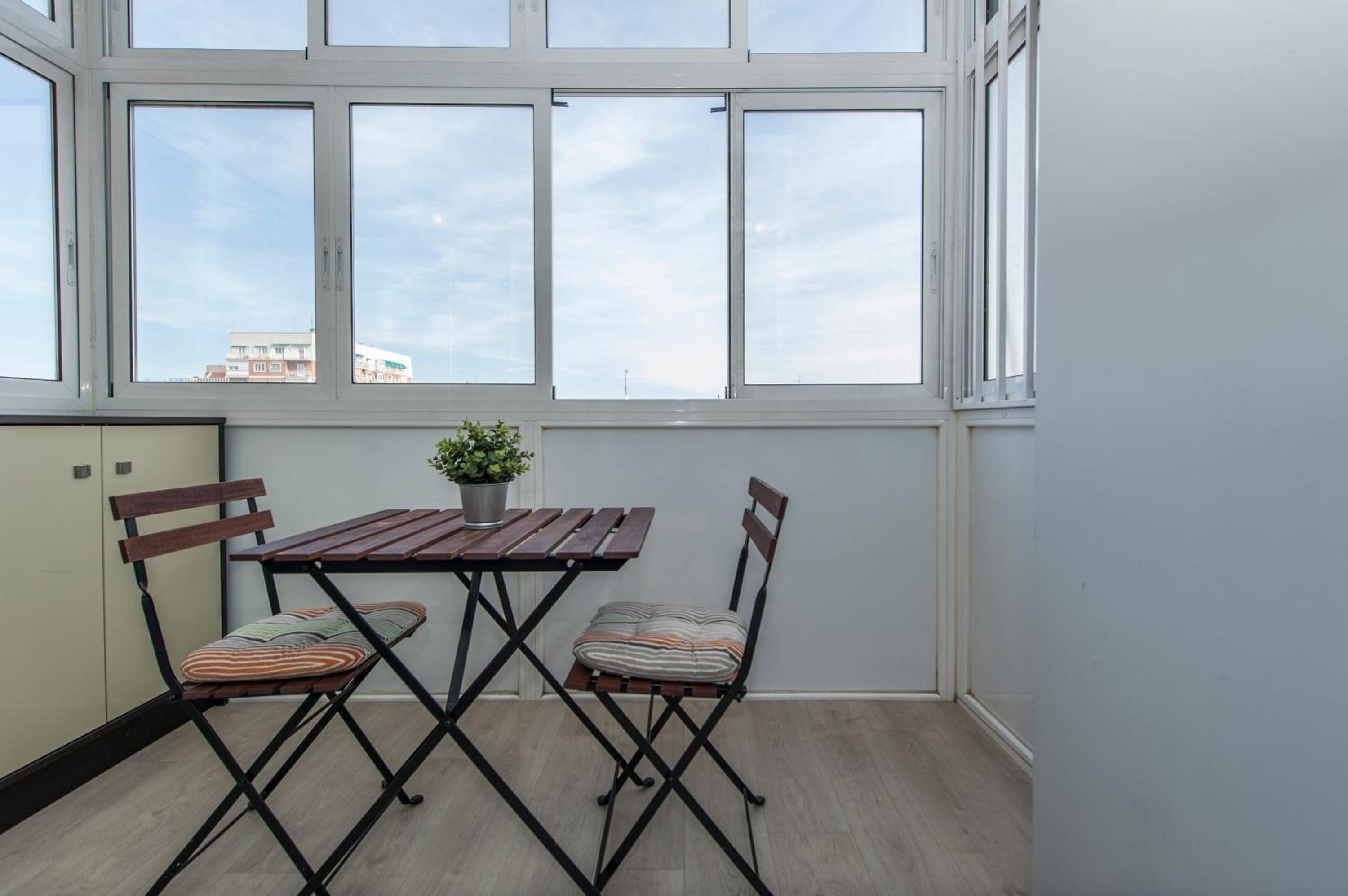 Apartamento Plaza de Castilla II - Urbano con Estilo y Funcional