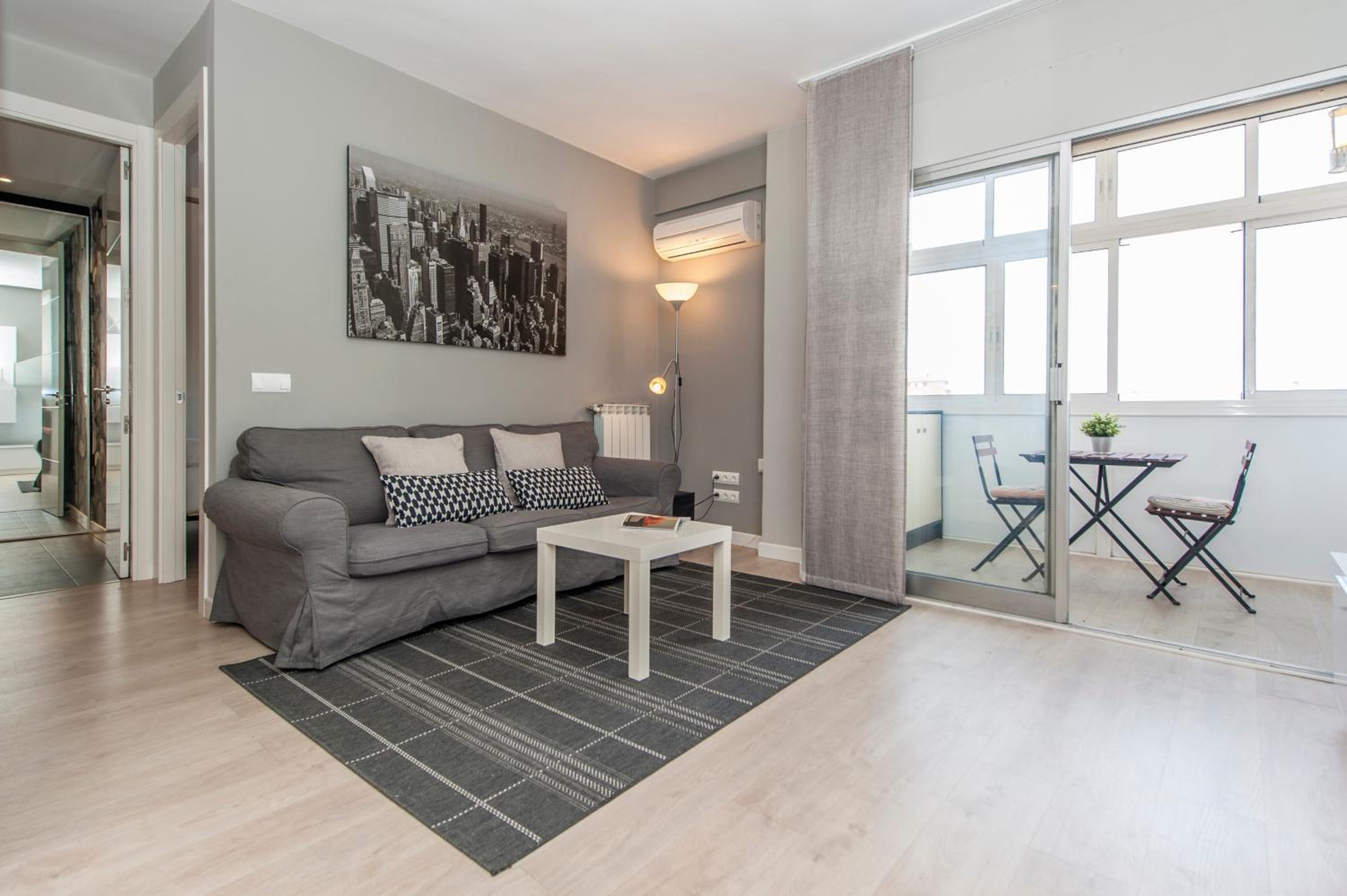 Apartamento Plaza de Castilla II - Urbano con Estilo y Funcional