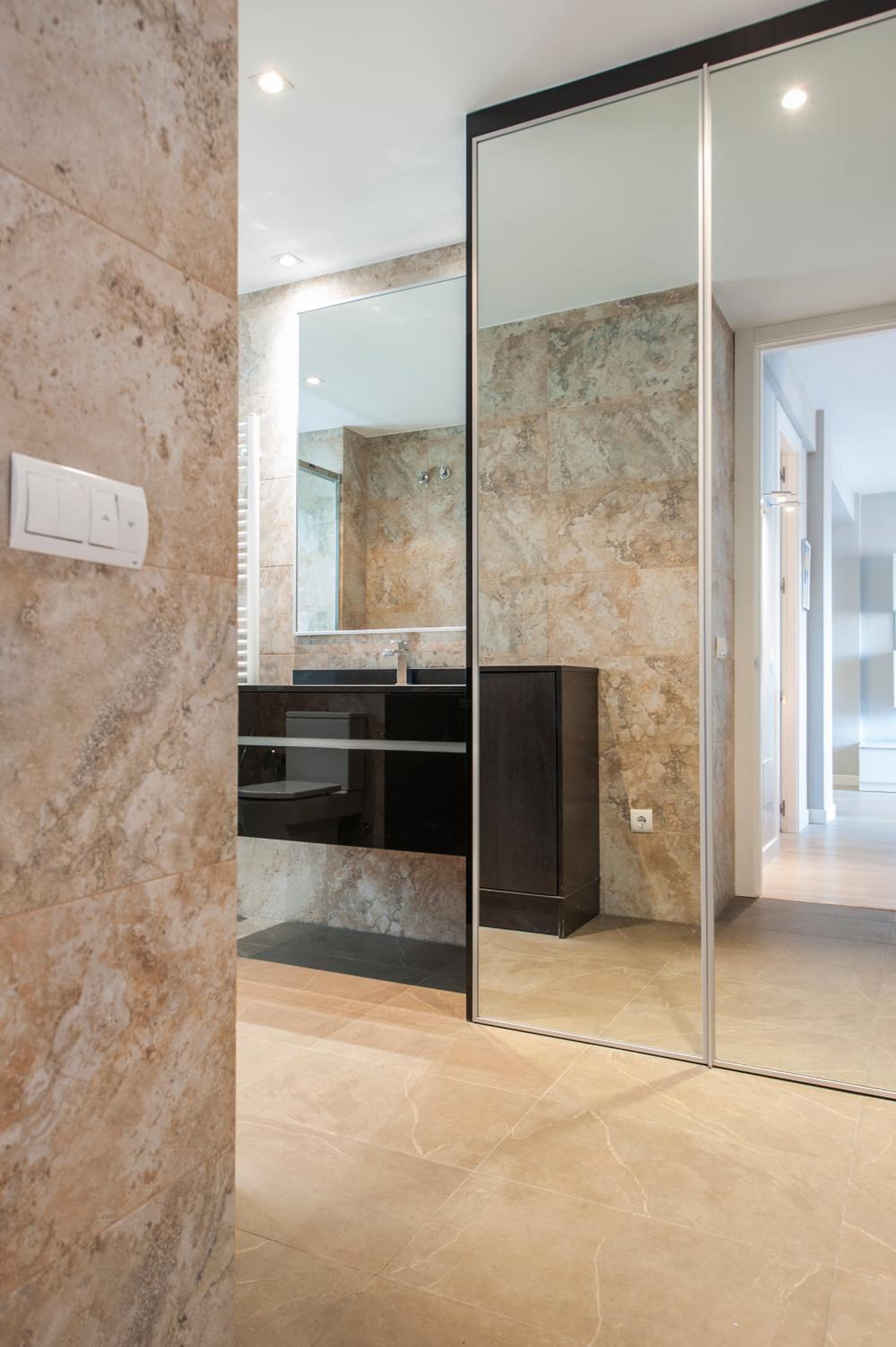 Apartamento Plaza de Castilla II - Urbano con Estilo y Funcional