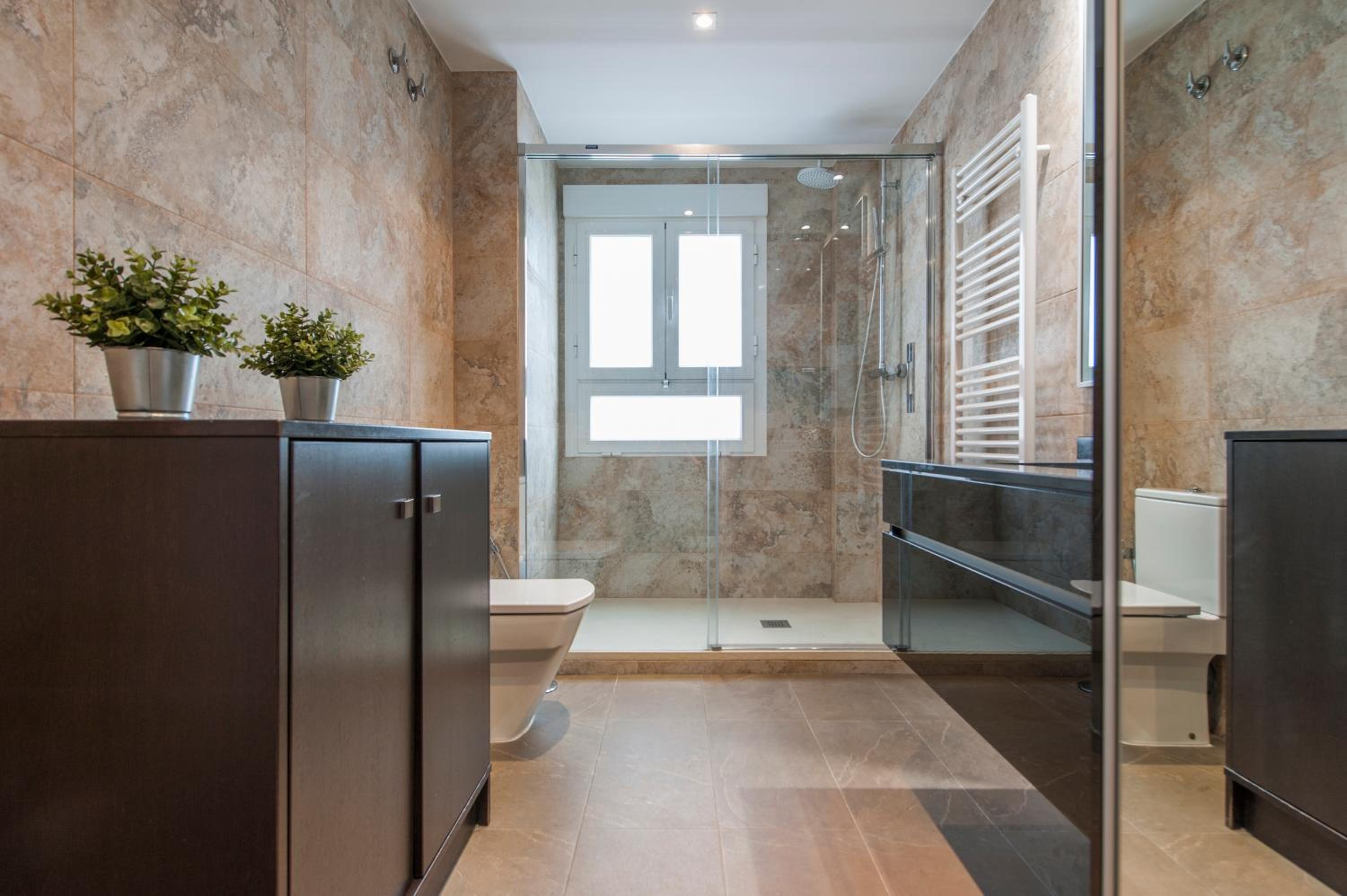 Apartamento Plaza de Castilla II - Urbano con Estilo y Funcional