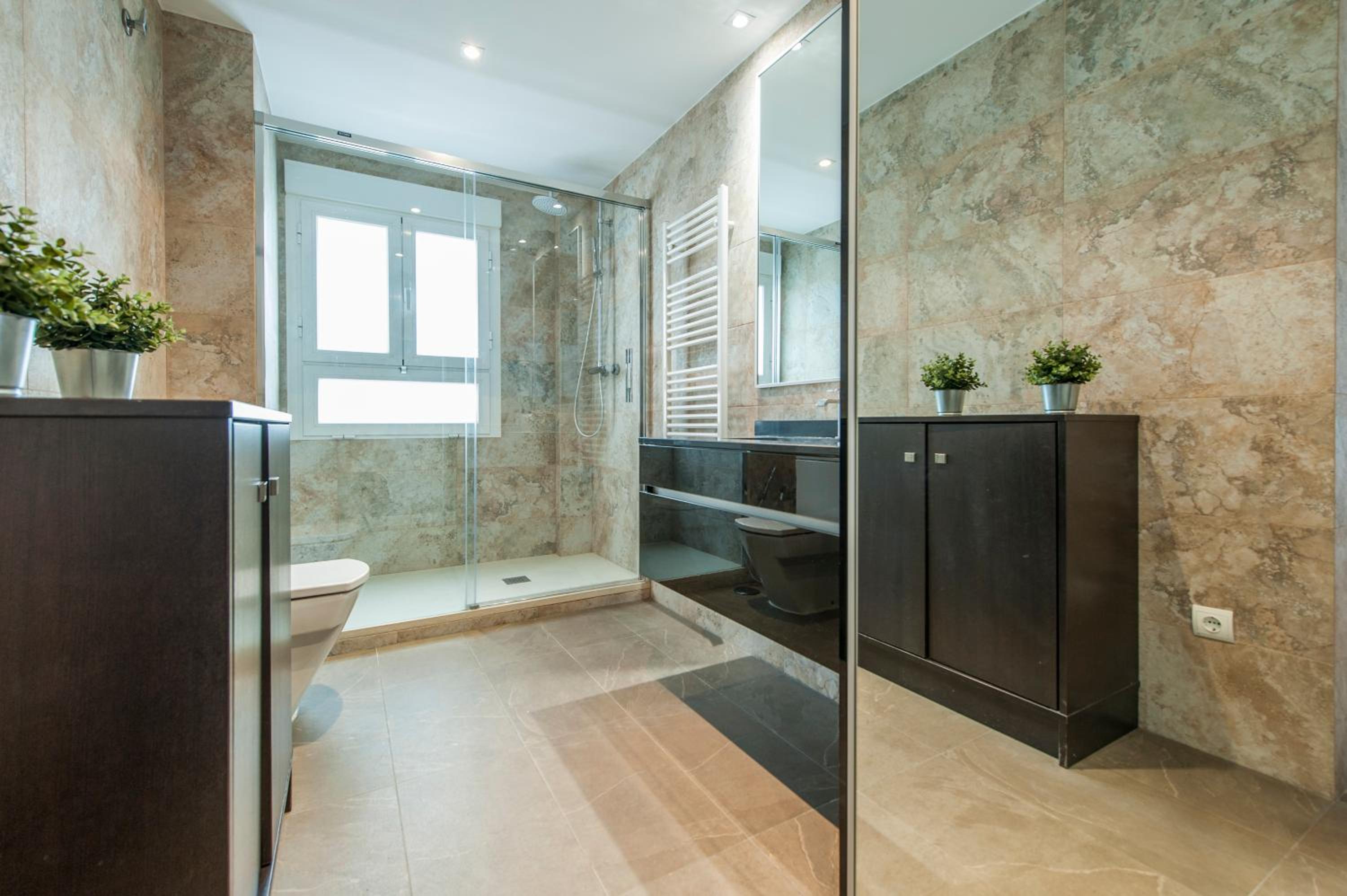 Apartamento Plaza de Castilla II - Urbano con Estilo y Funcional