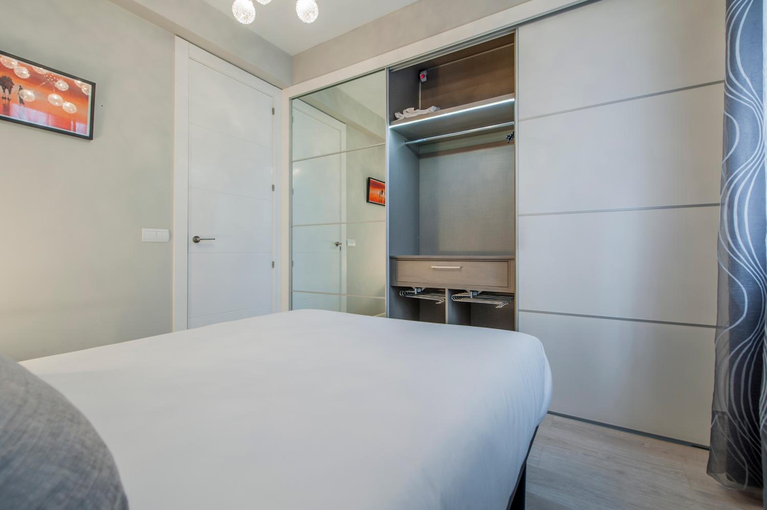 Apartamento Plaza de Castilla II - Urbano con Estilo y Funcional