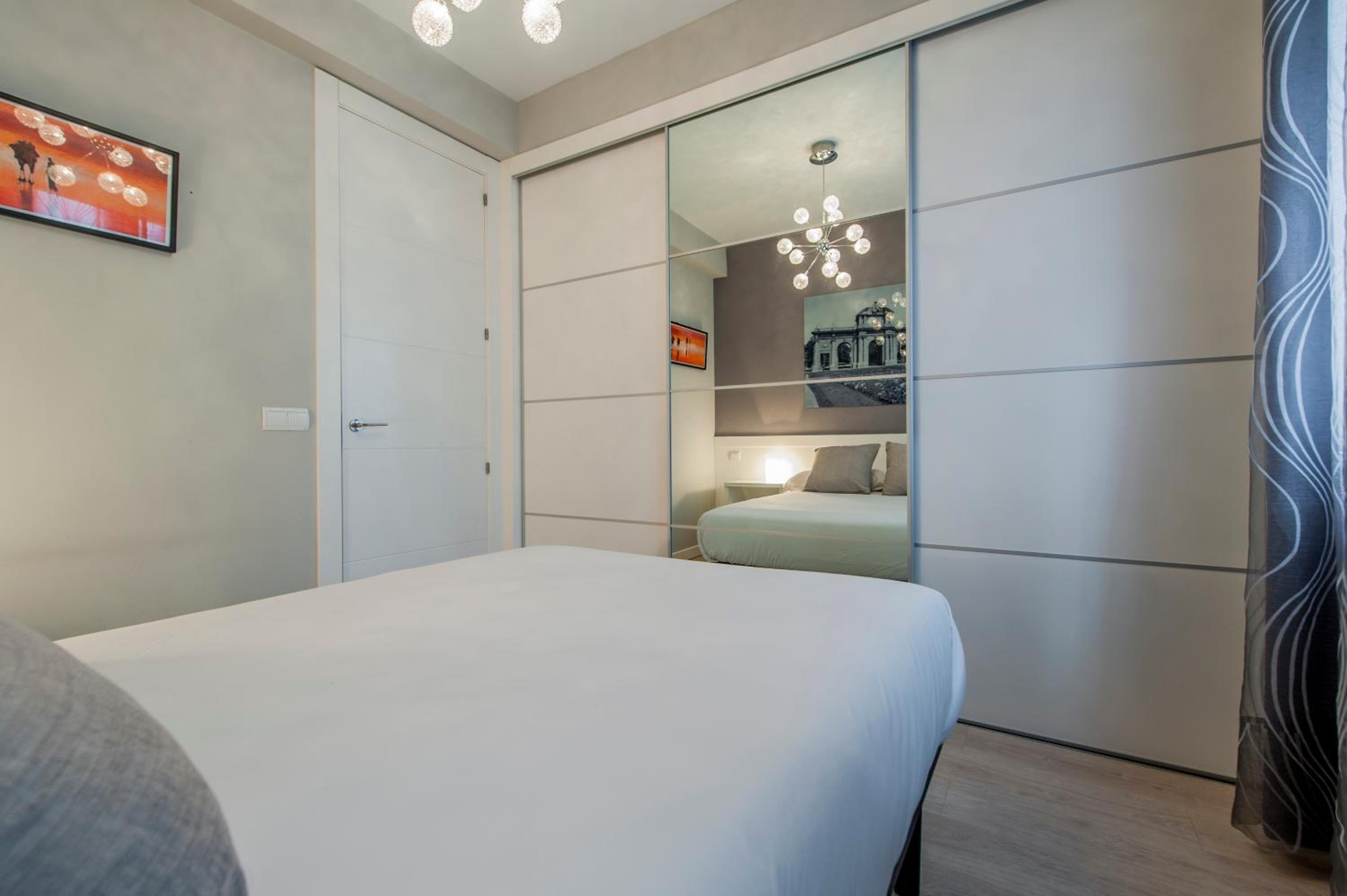Apartamento Plaza de Castilla II - Urbano con Estilo y Funcional
