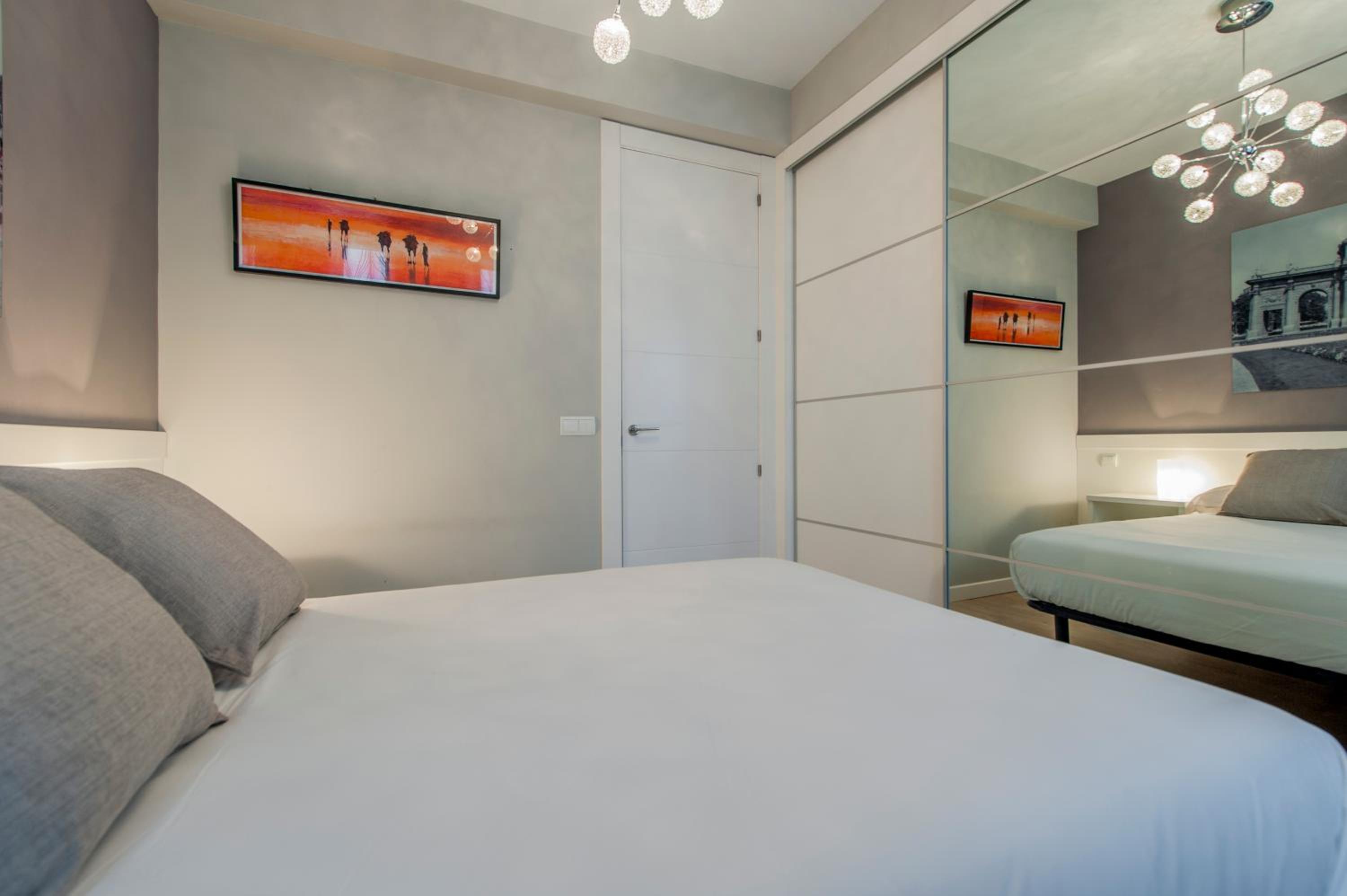 Apartamento Plaza de Castilla II - Urbano con Estilo y Funcional