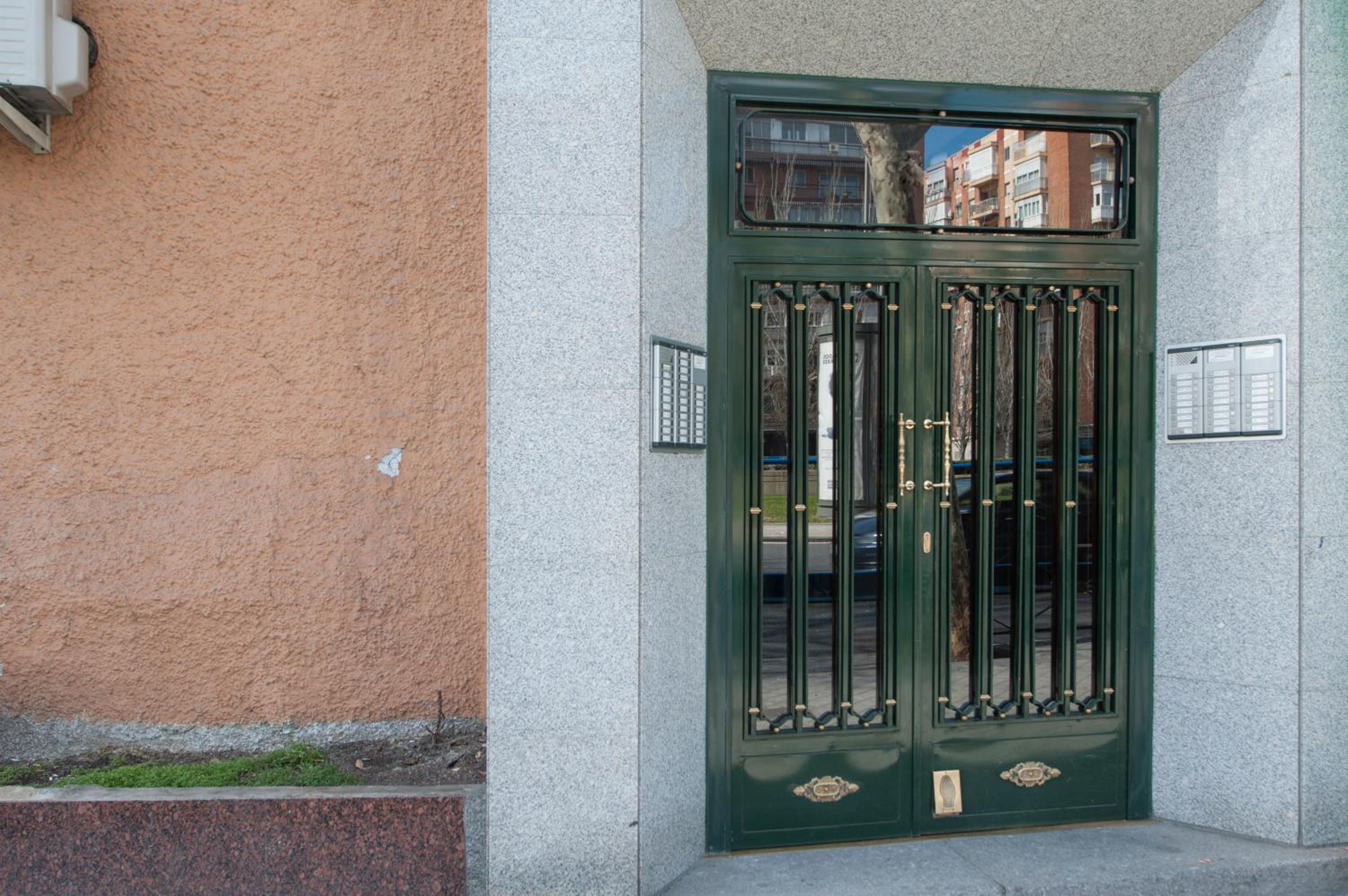Apartamento Plaza de Castilla II - Urbano con Estilo y Funcional