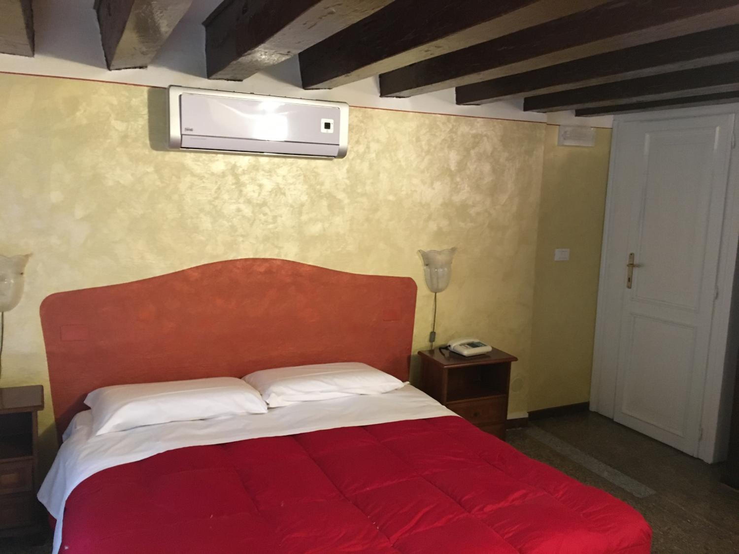 Palazzo Lion Morosini - Check in presso Locanda Ai Santi Apostoli