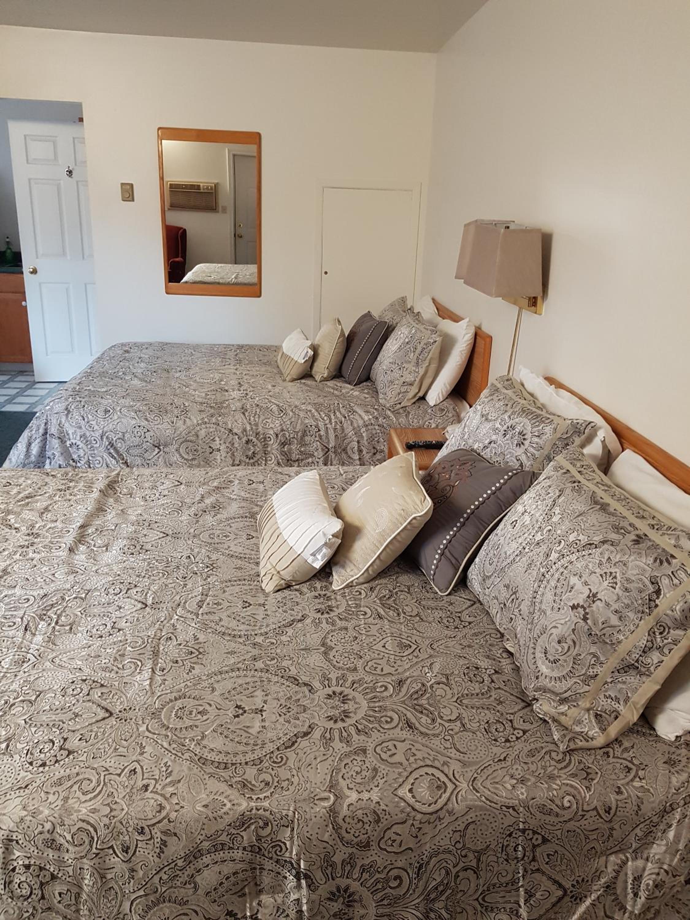 Covered Bridge Inn & Suites view 3