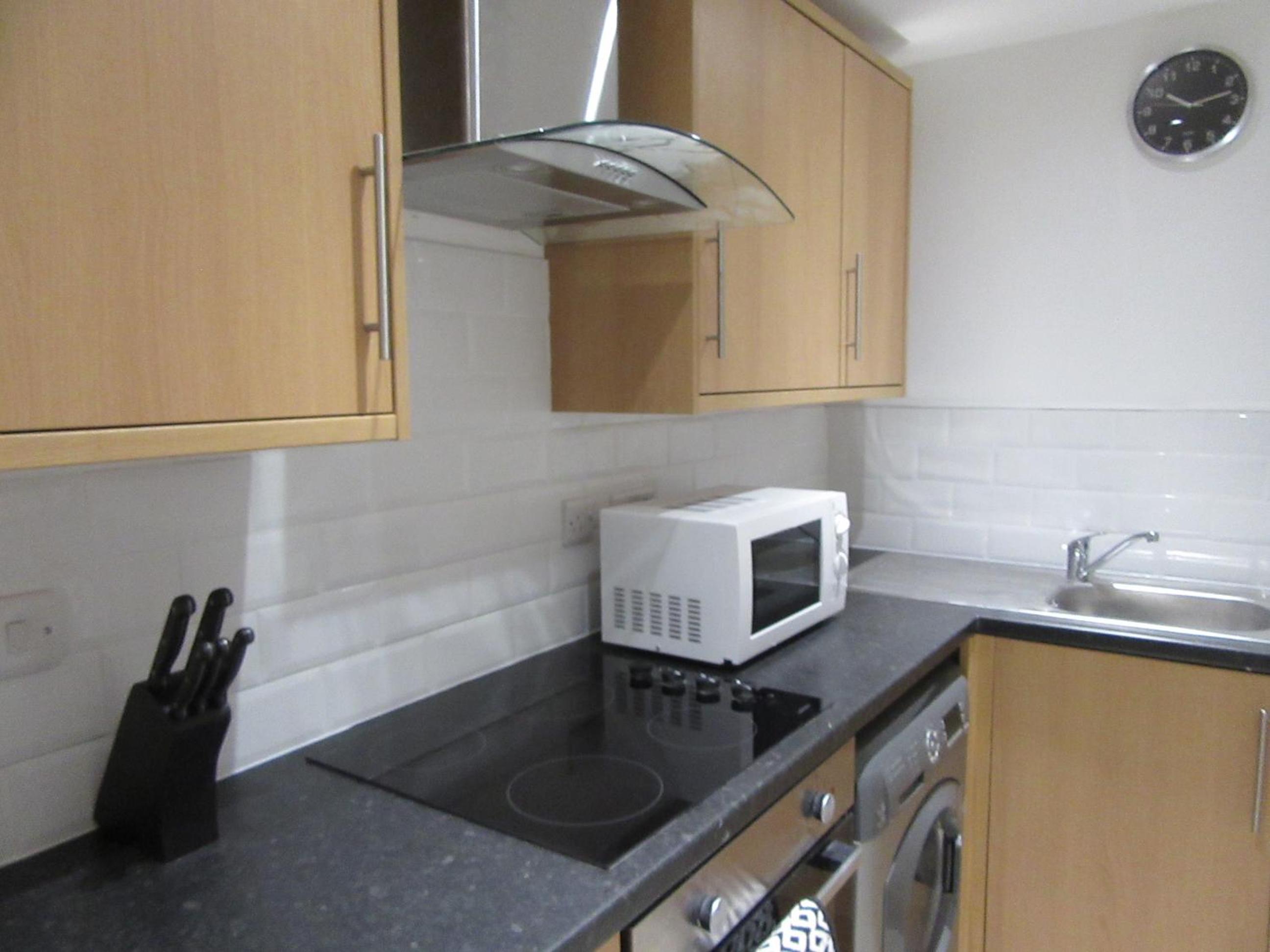 No 9 AT IVANHOE - LARGE 2 BED NEAR SEFTON PARK AND LARK LANE view 5